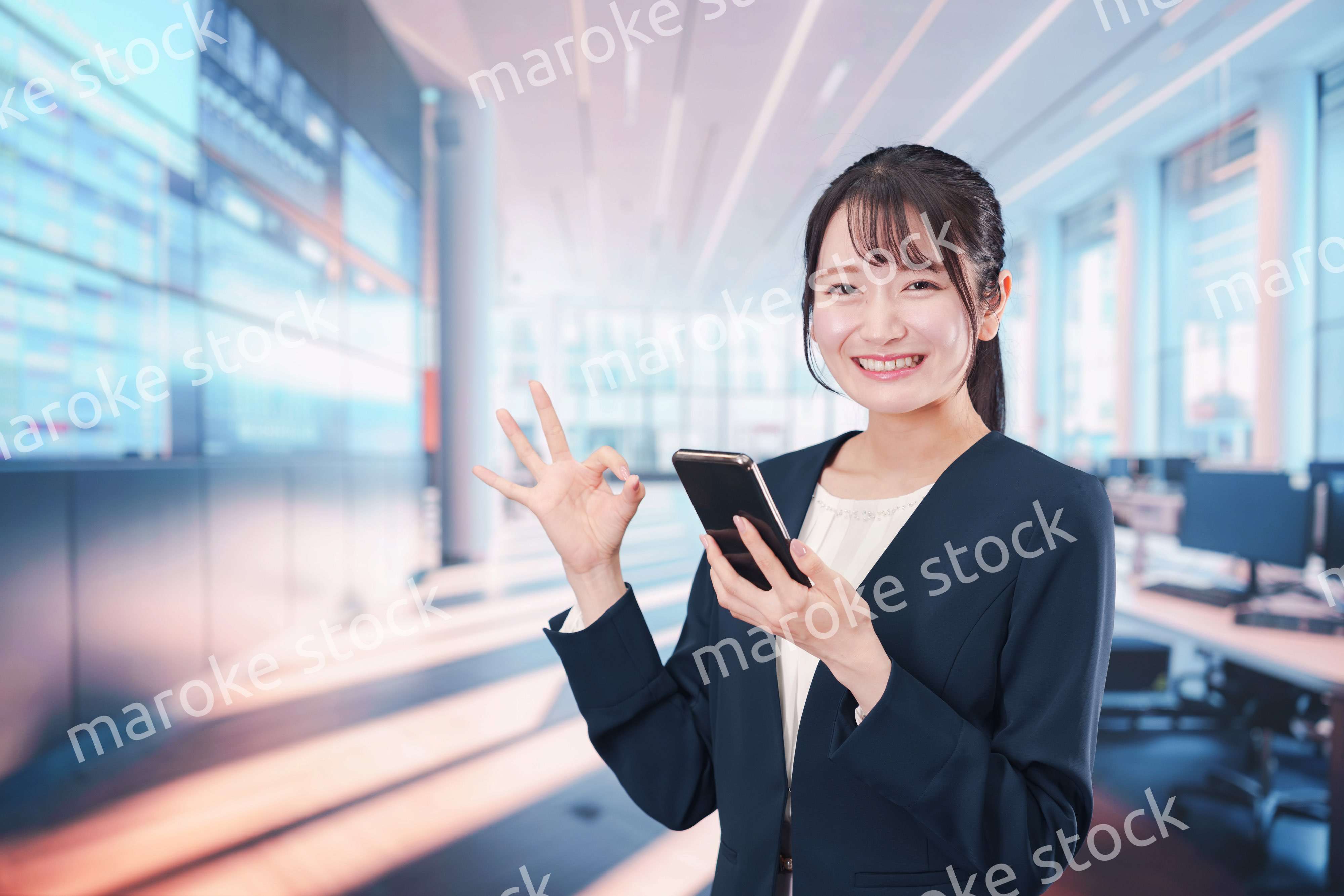 オフィスでスマホアプリを使うビジネスウーマン