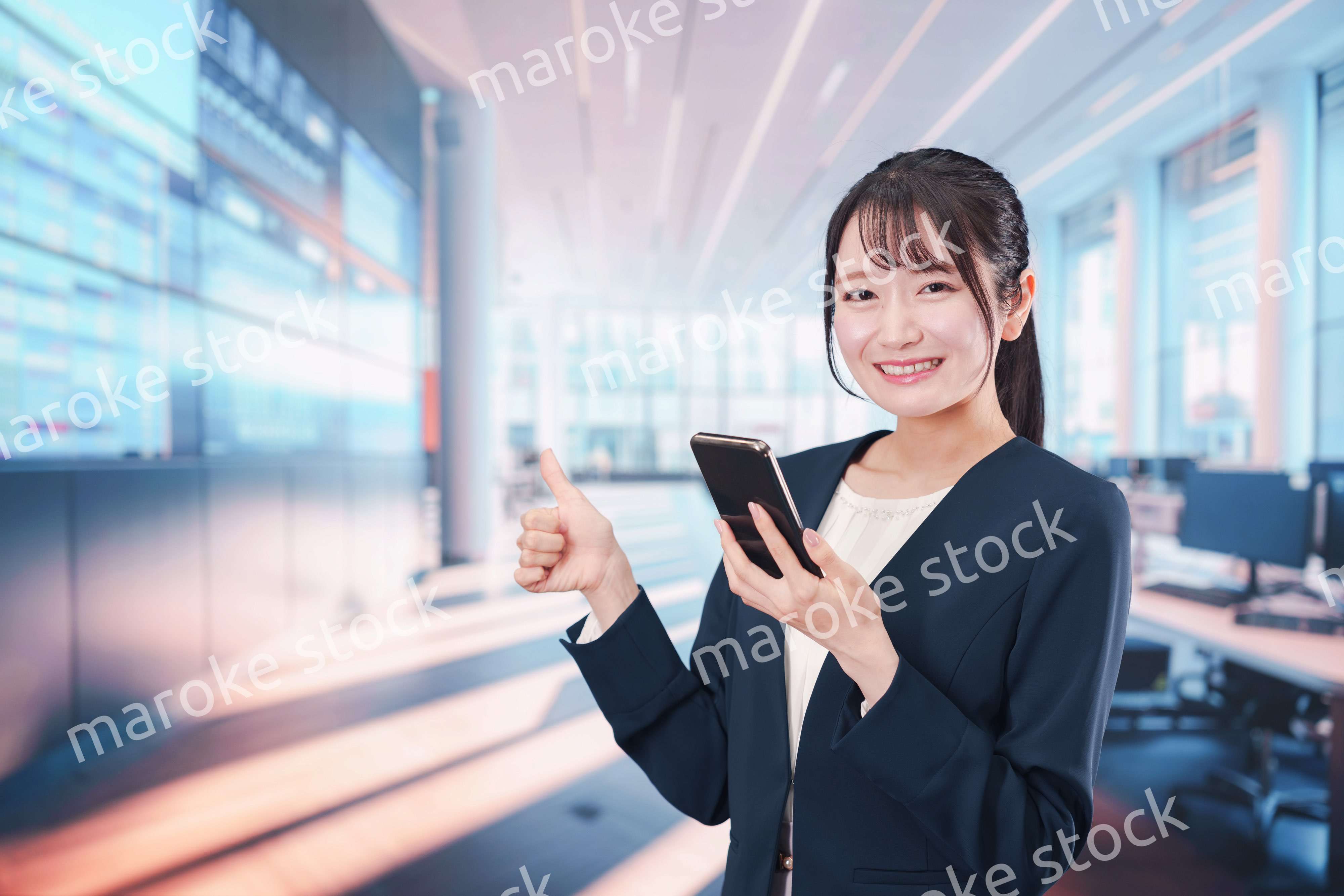 オフィスでスマホアプリを使うビジネスウーマン