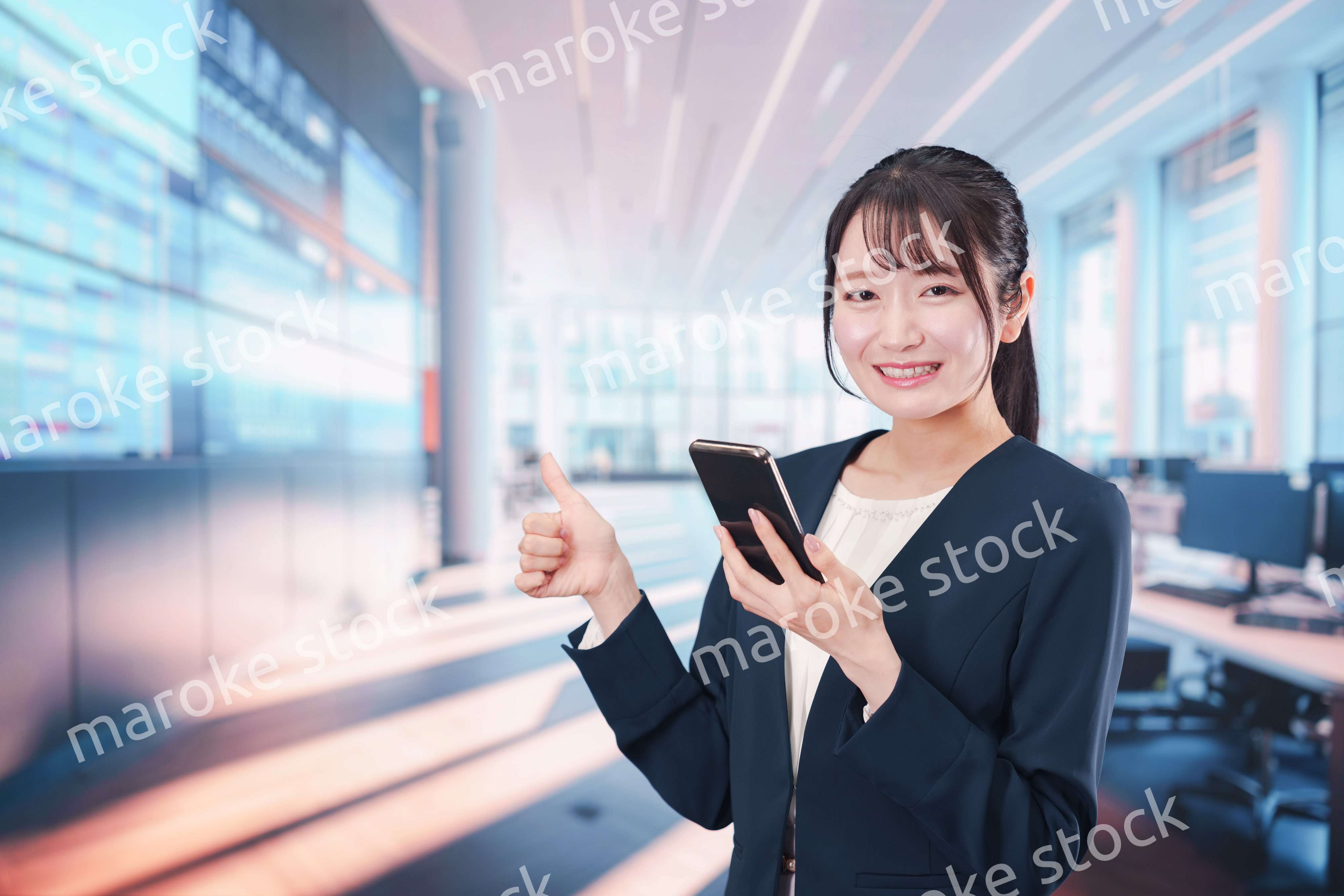 オフィスでスマホアプリを使うビジネスウーマン