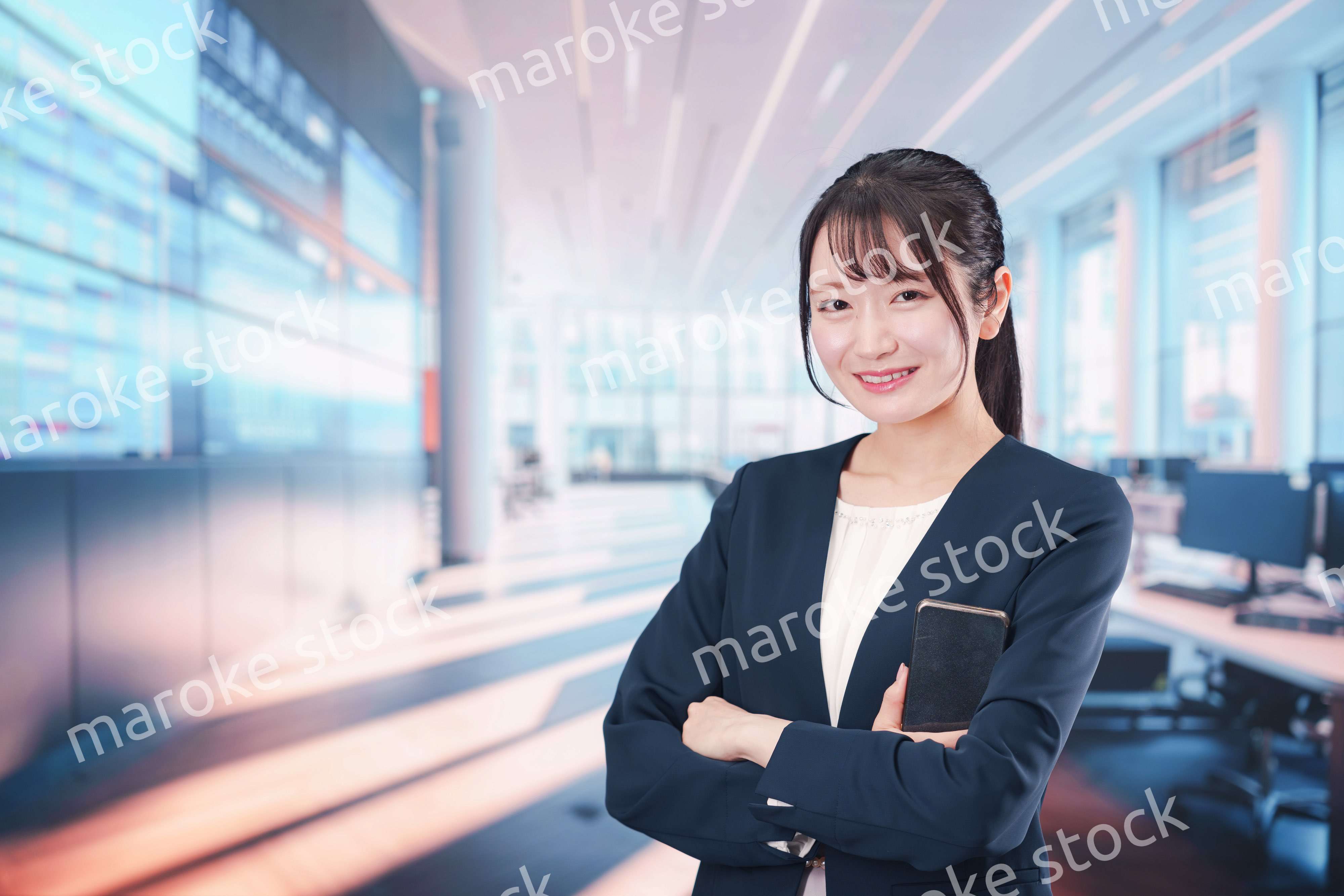 オフィスでスマホアプリを使うビジネスウーマン