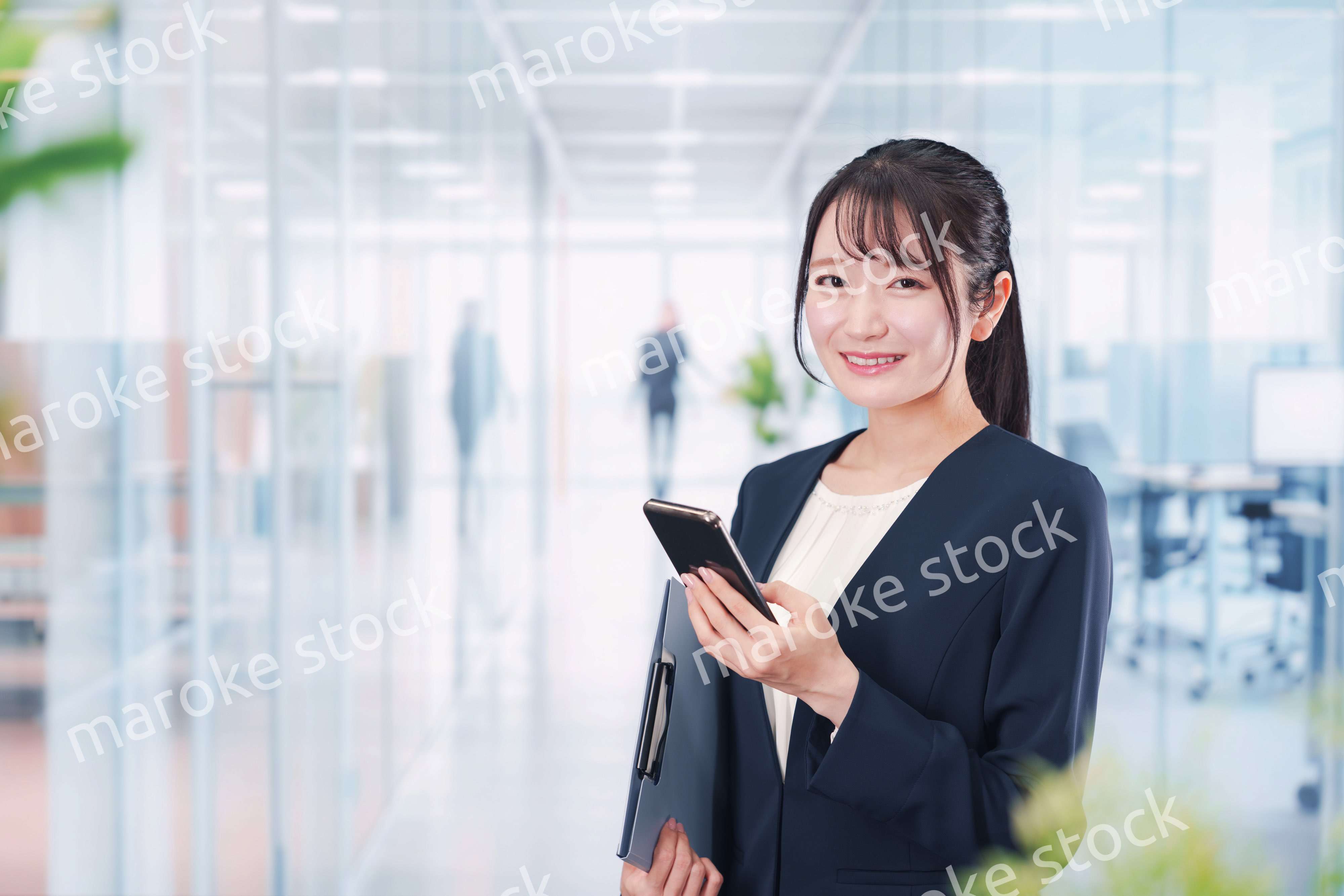 オフィスの廊下を歩く若い女性