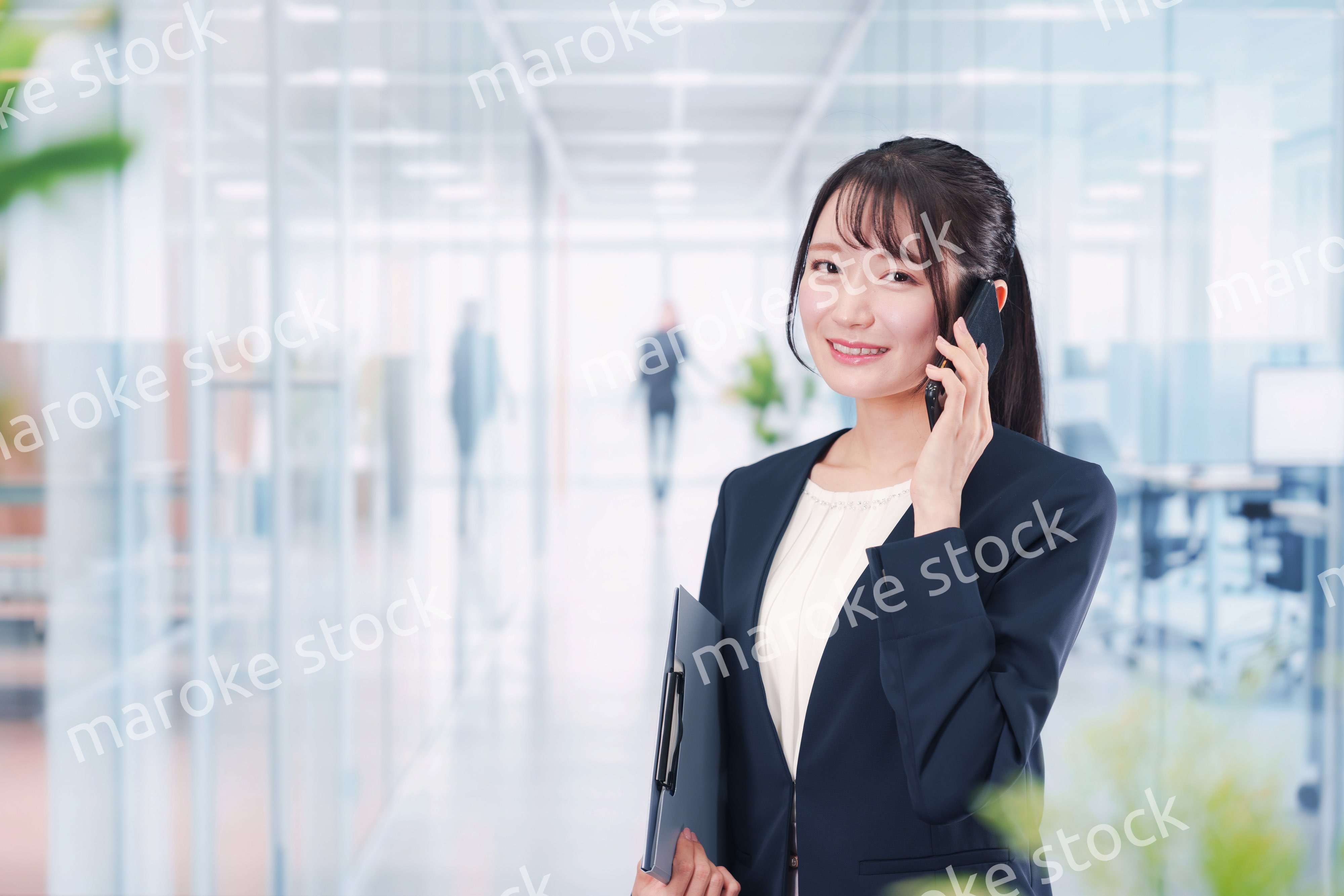 オフィスの廊下を歩く若い女性