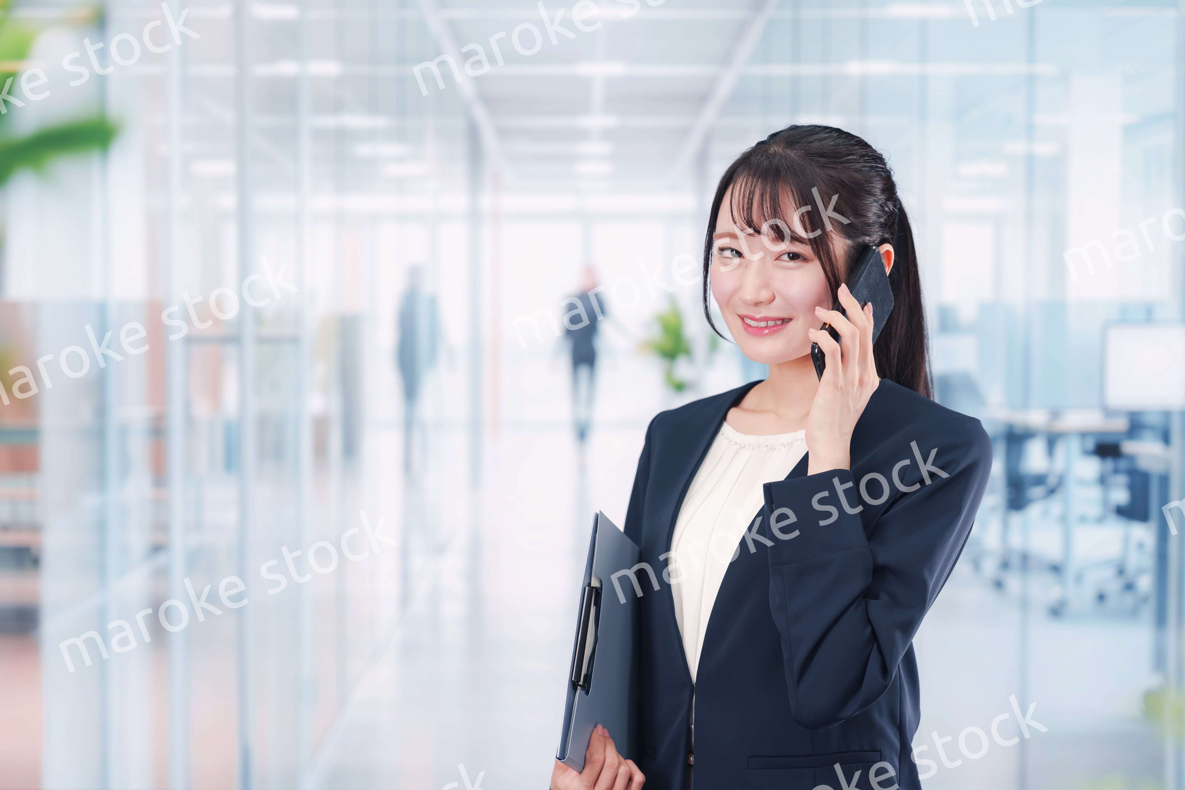 オフィスの廊下を歩く若い女性