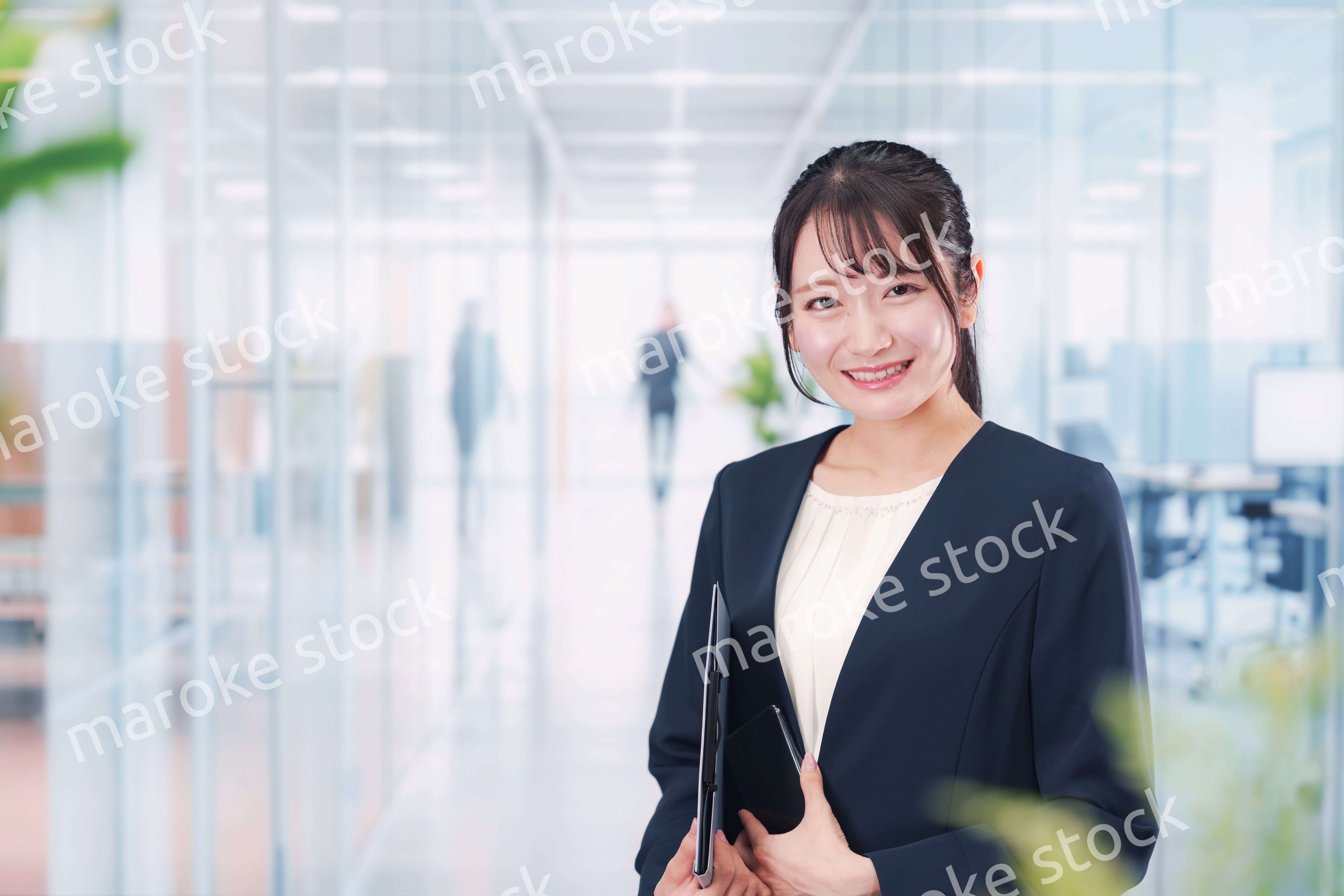 オフィスの廊下を歩く若い女性