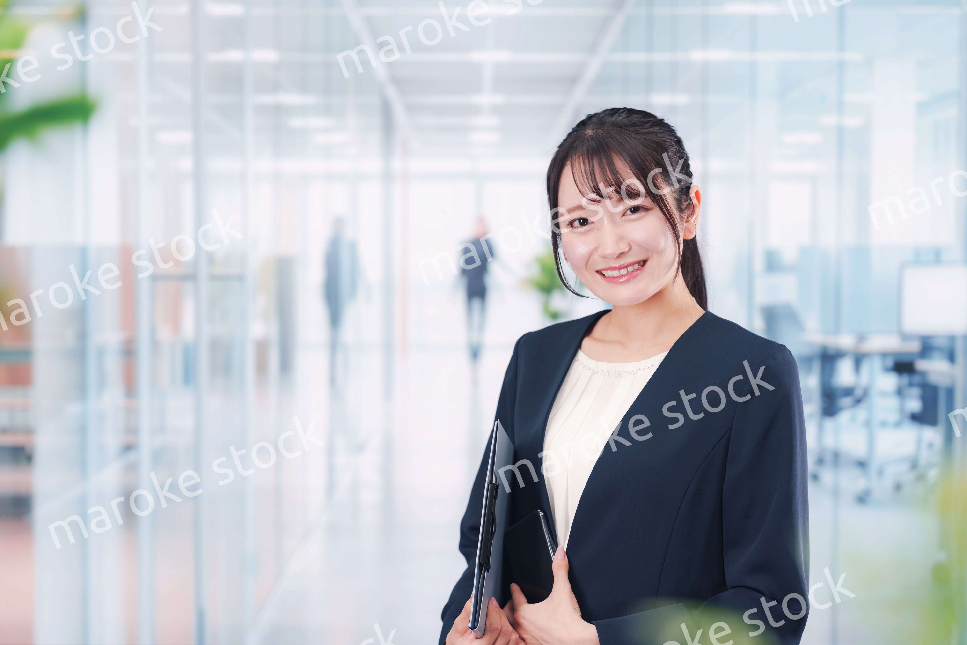 オフィスの廊下を歩く若い女性