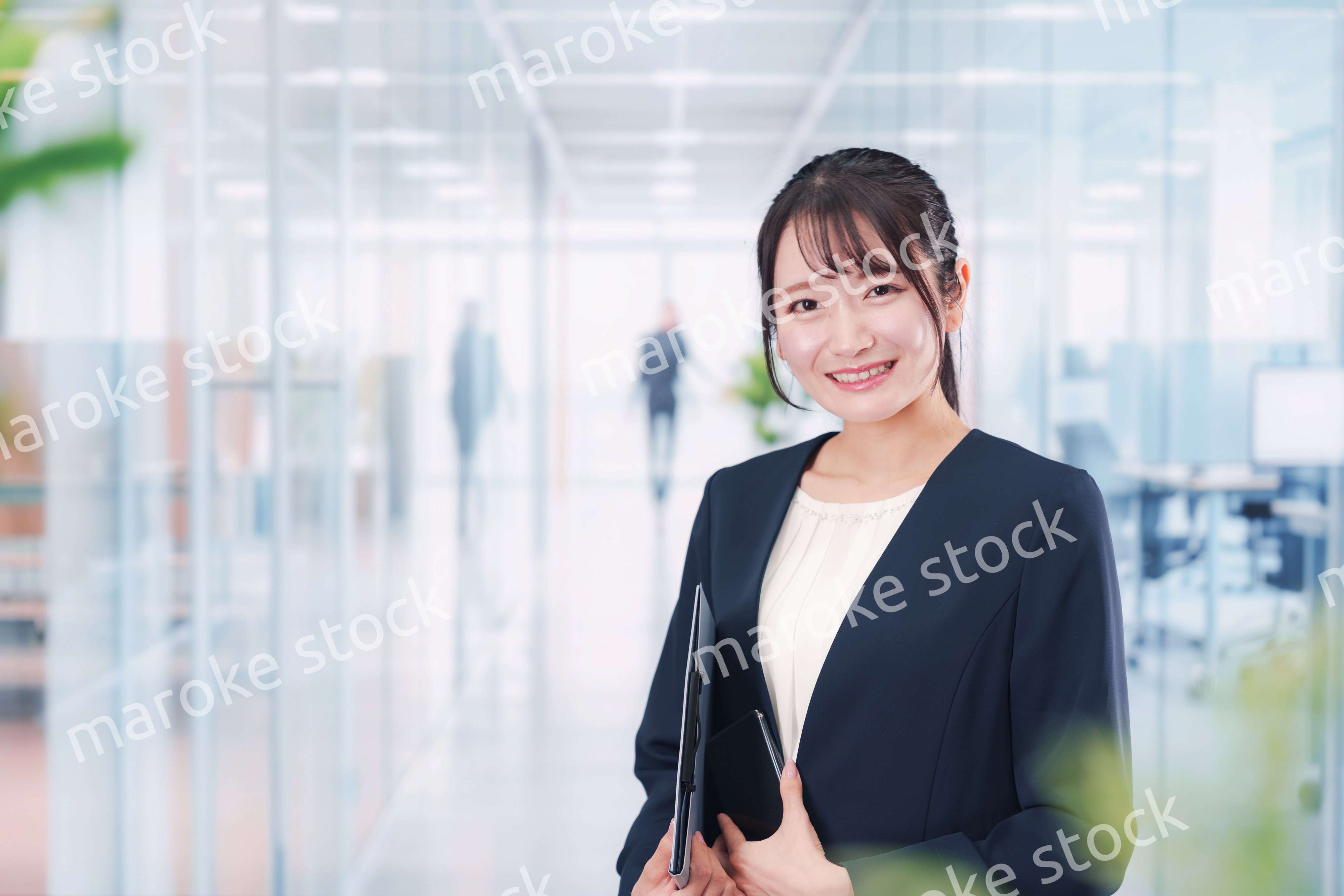 オフィスの廊下を歩く若い女性