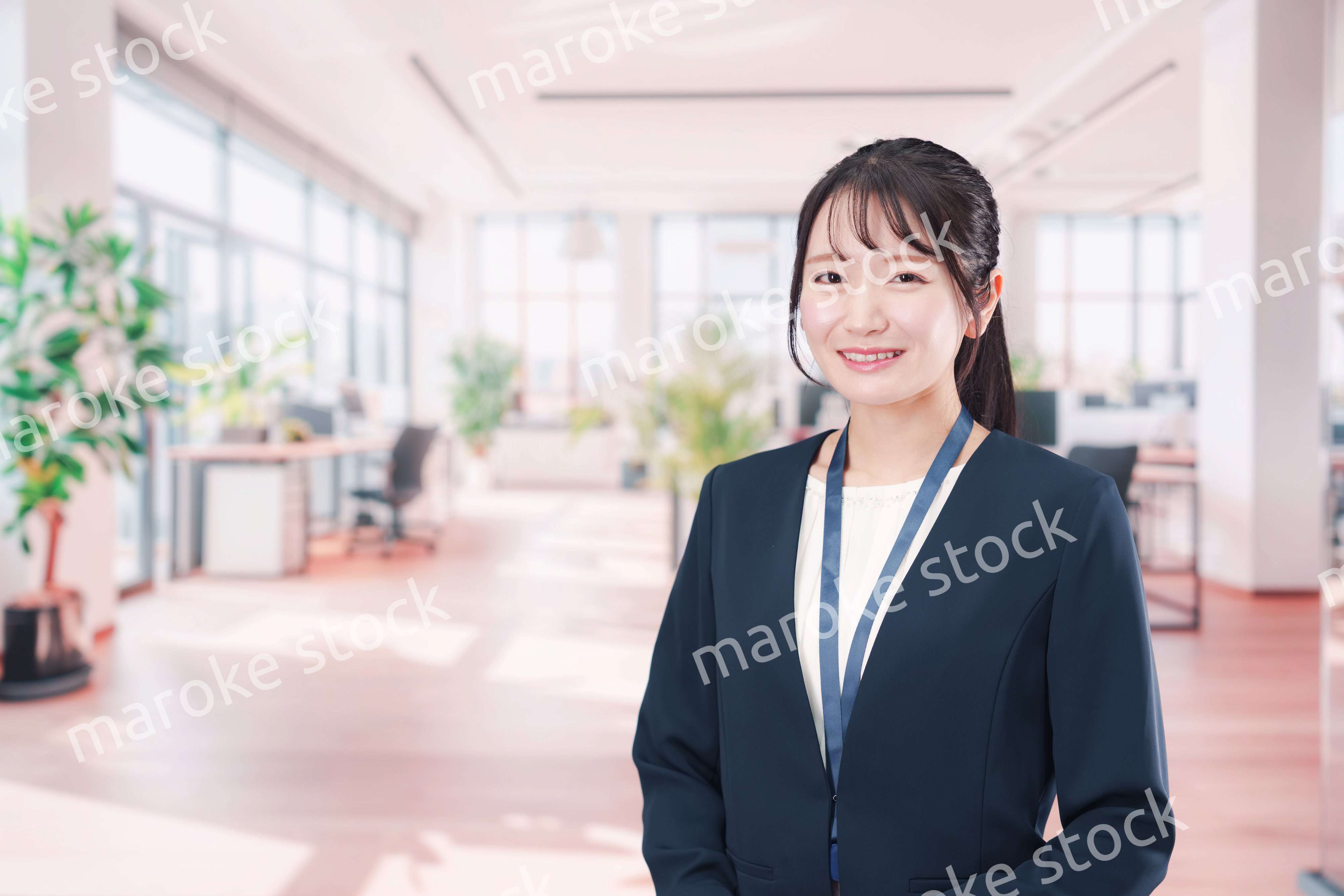 オフィスで働く笑顔の若い女性