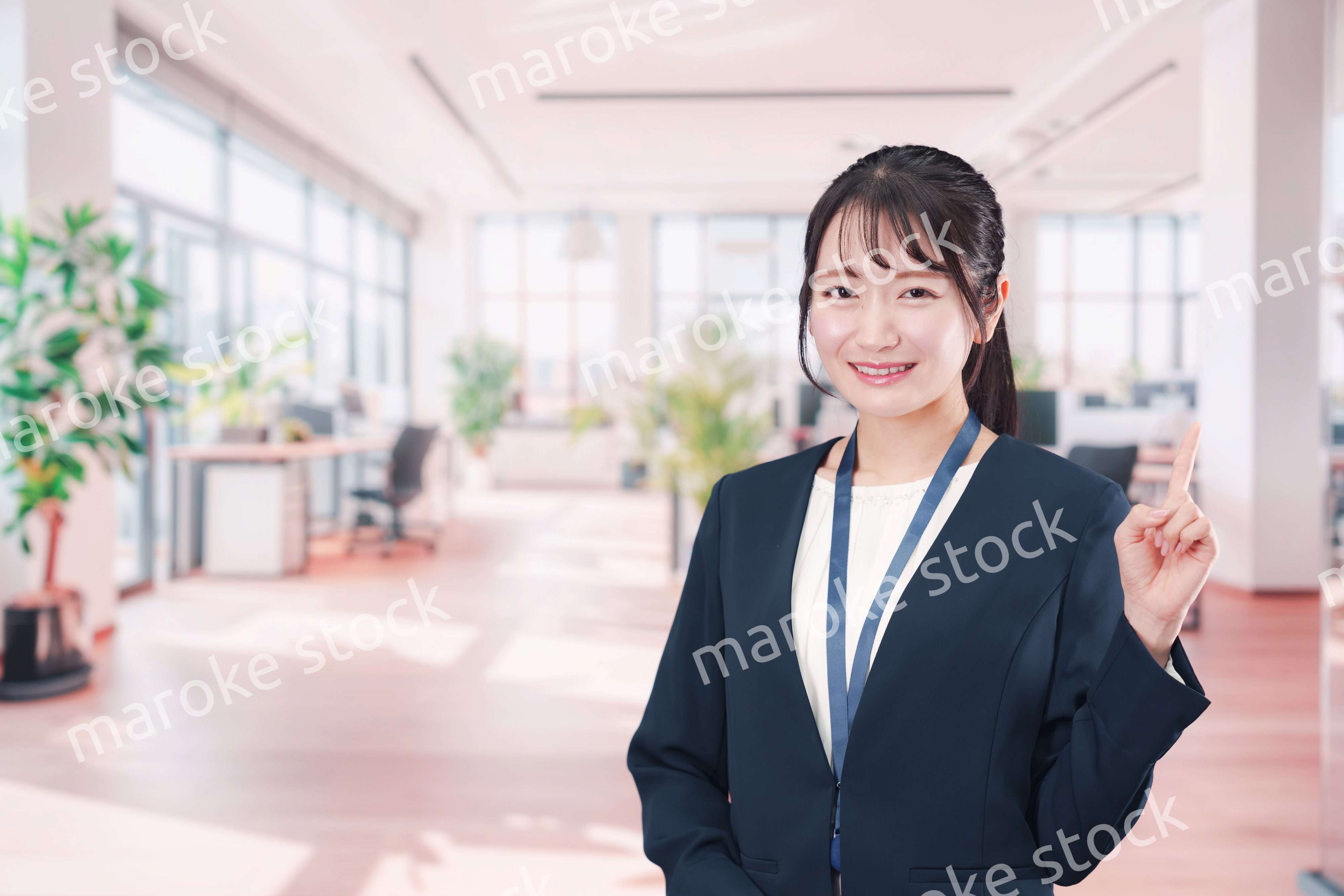 オフィスで働く笑顔の若い女性