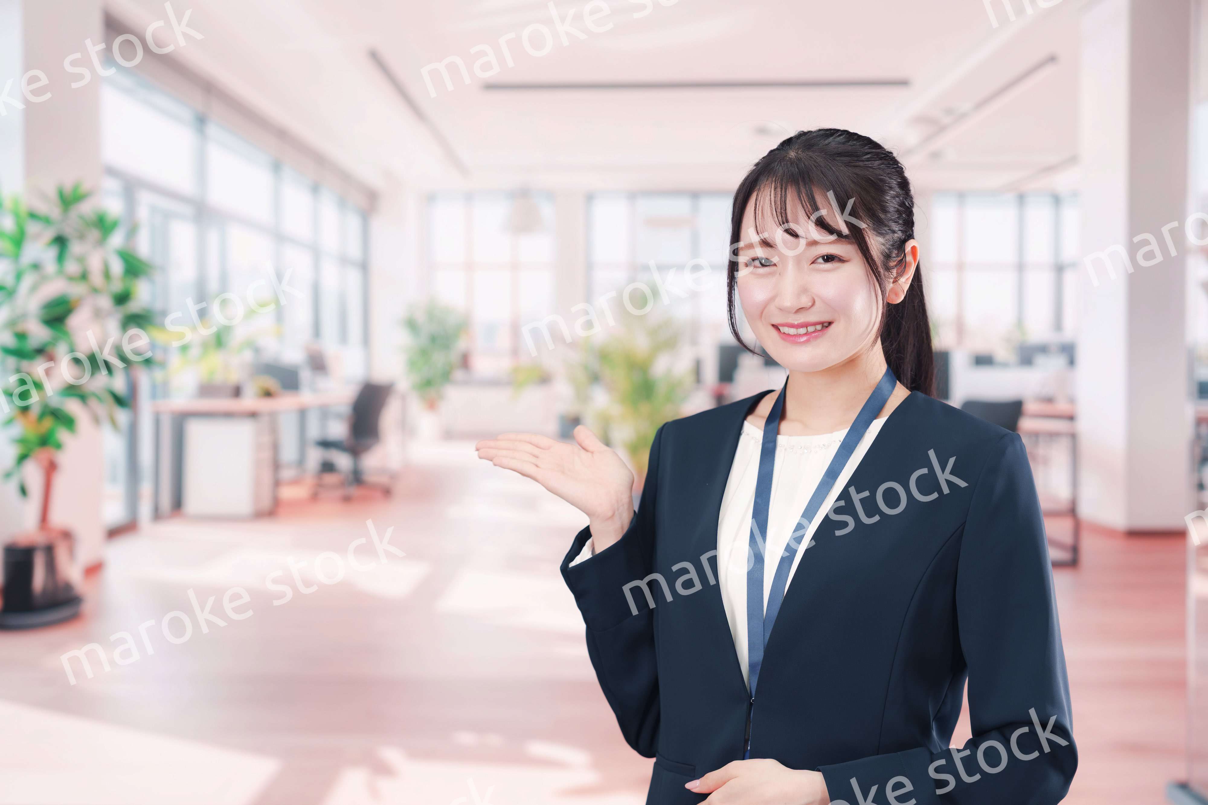 オフィスで働く笑顔の若い女性