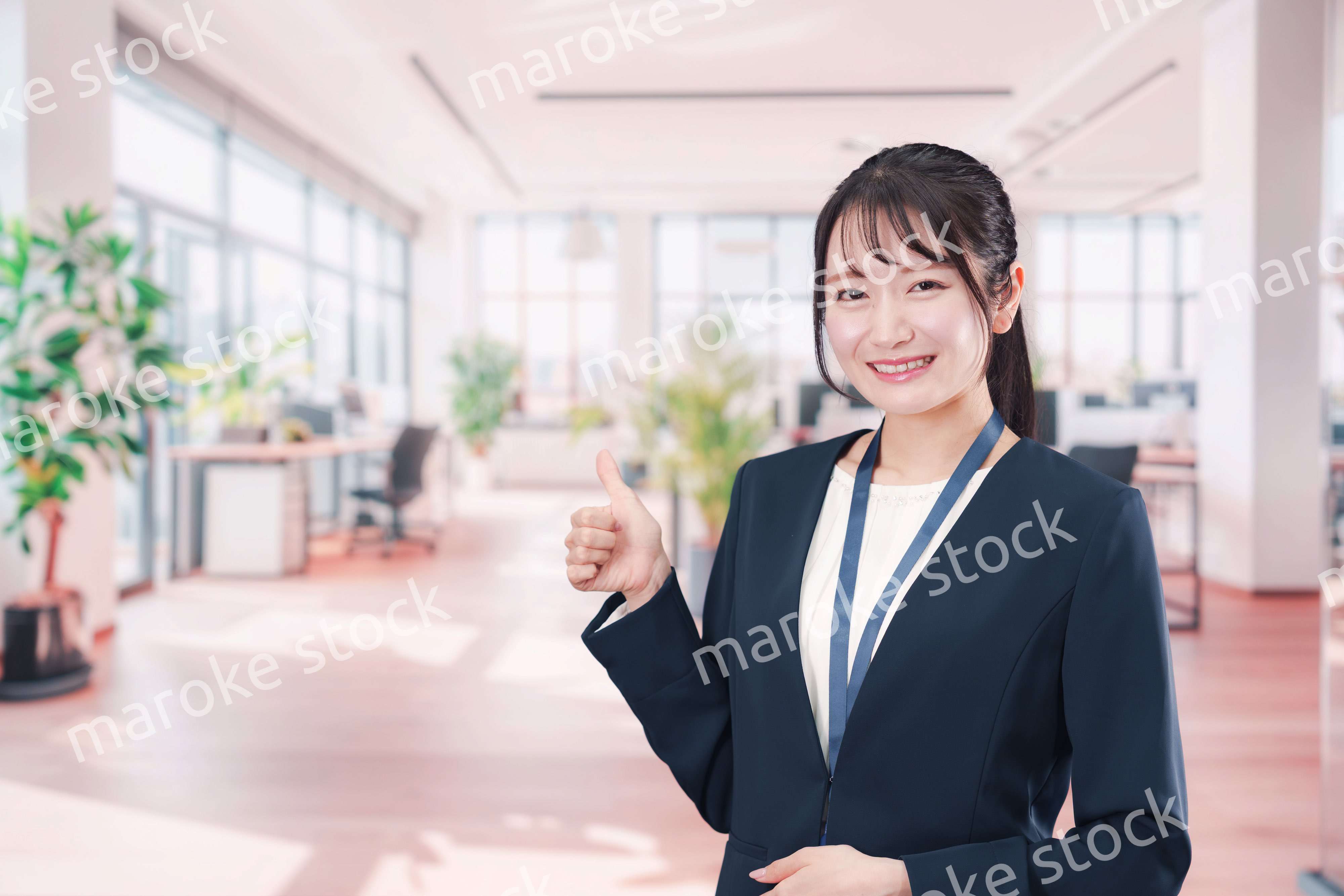 オフィスで働く笑顔の若い女性