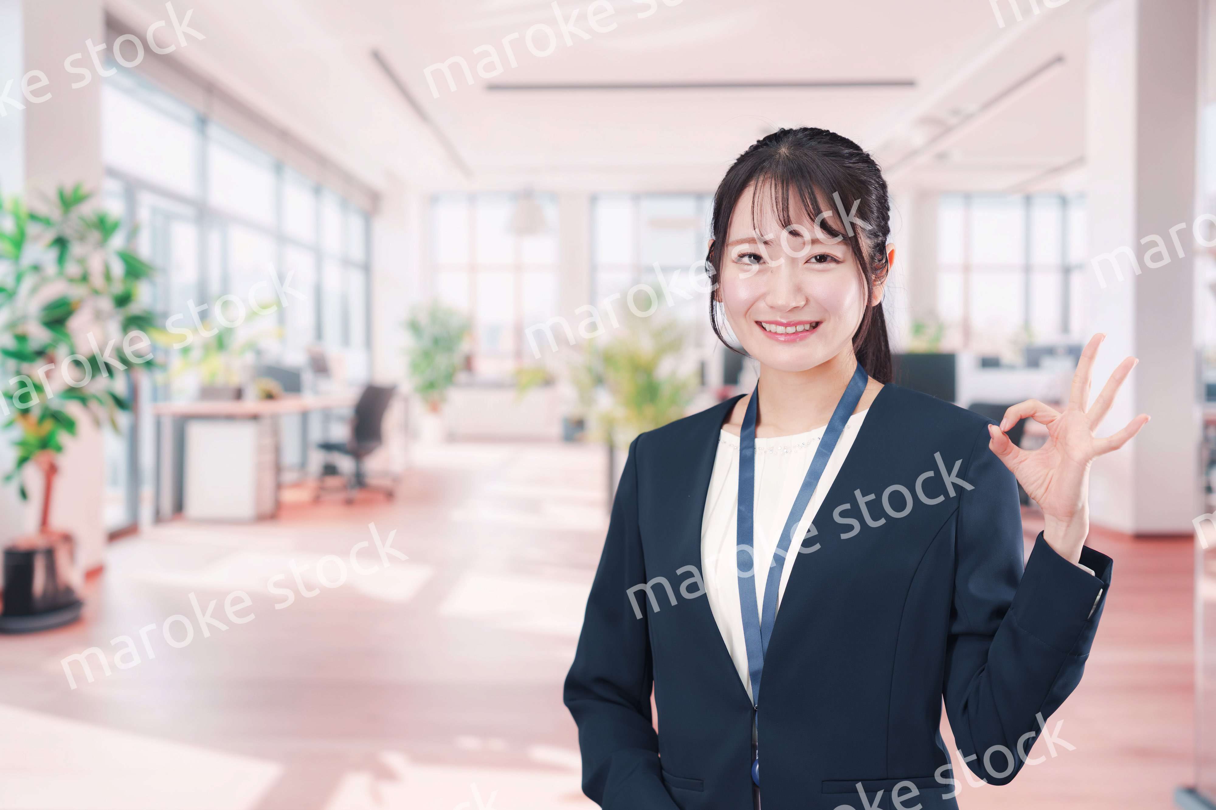 オフィスで働く笑顔の若い女性