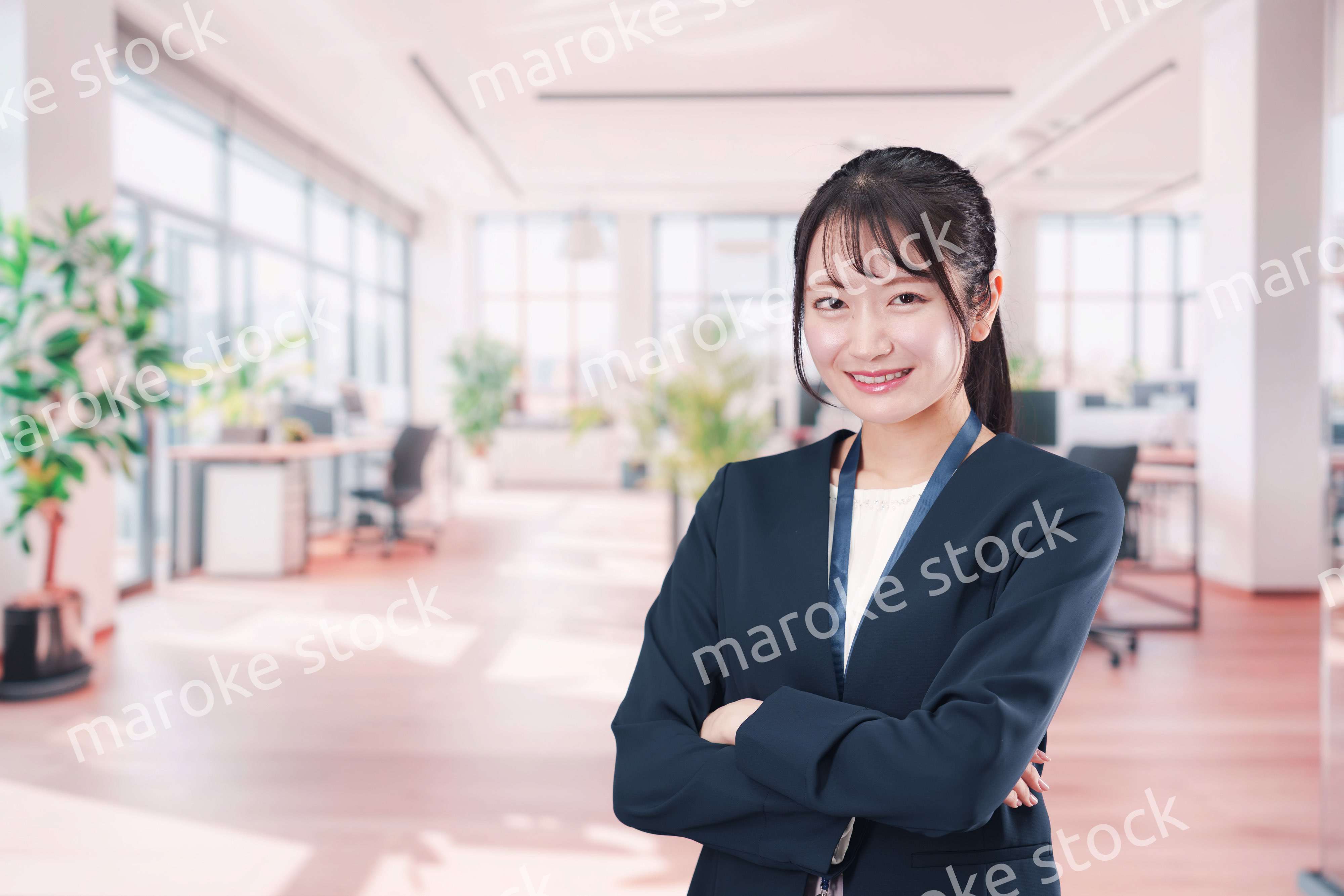 オフィスで働く笑顔の若い女性