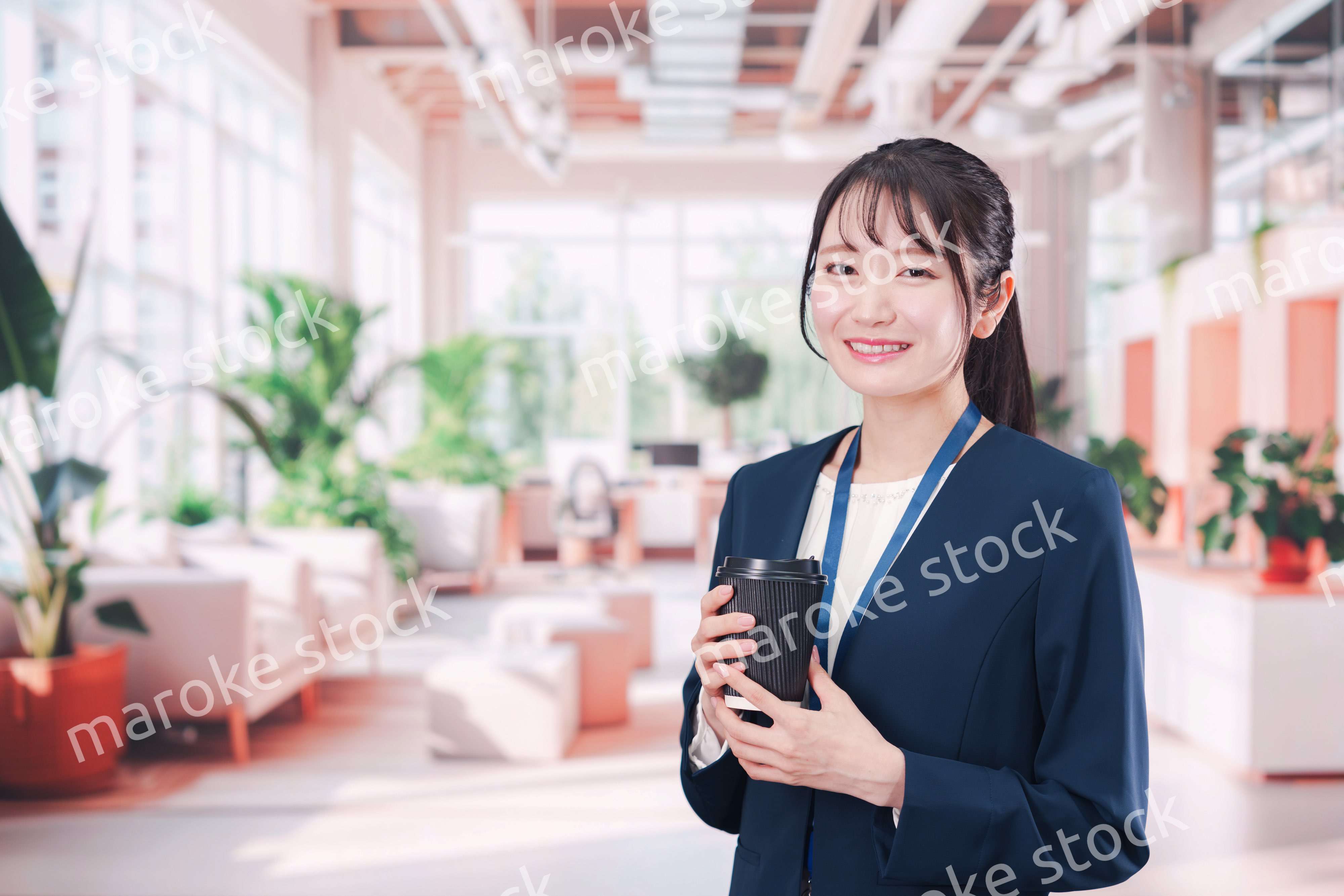 オフィスでコーヒーを飲む若いビジネスウーマン