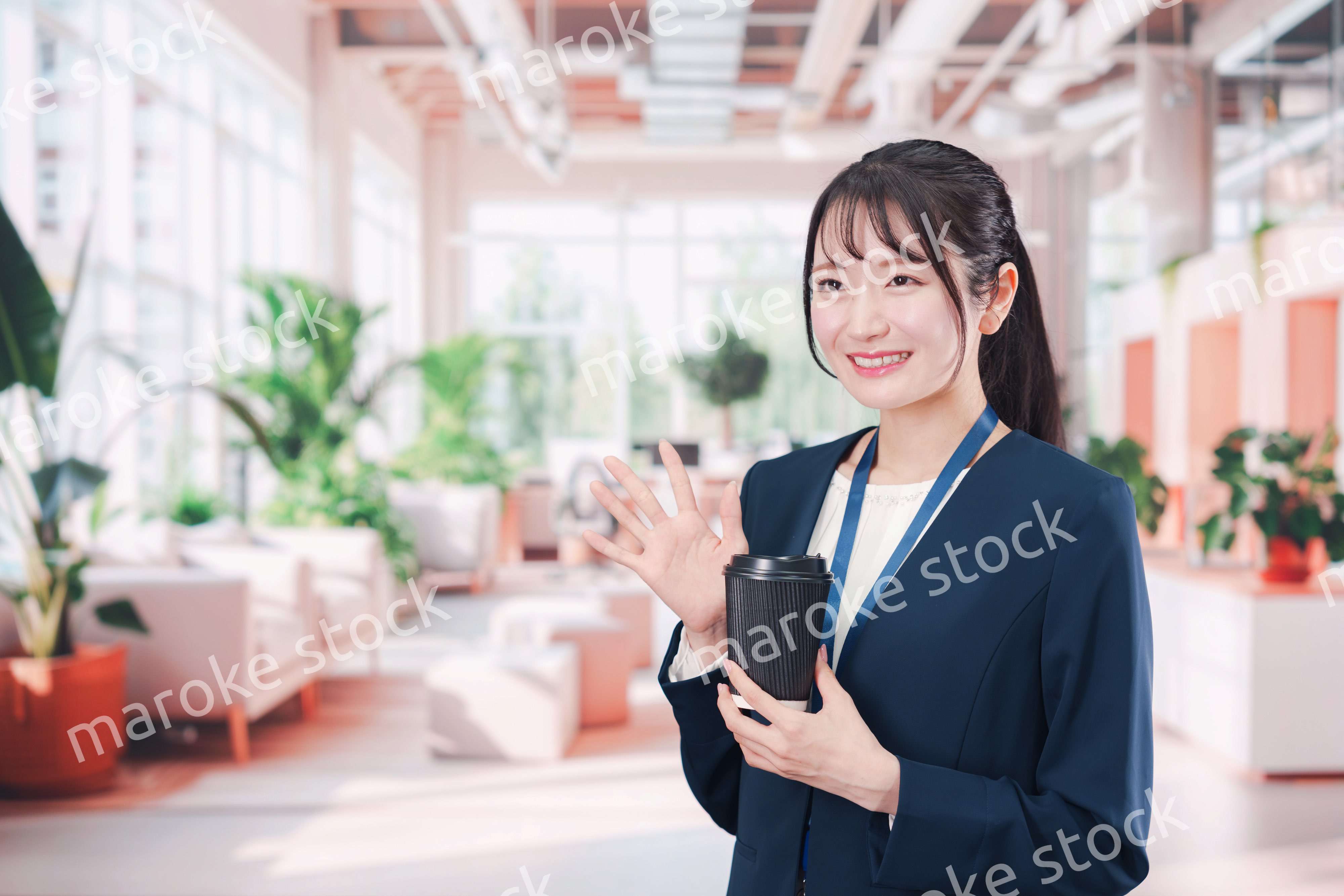オフィスでコーヒーを飲む若いビジネスウーマン