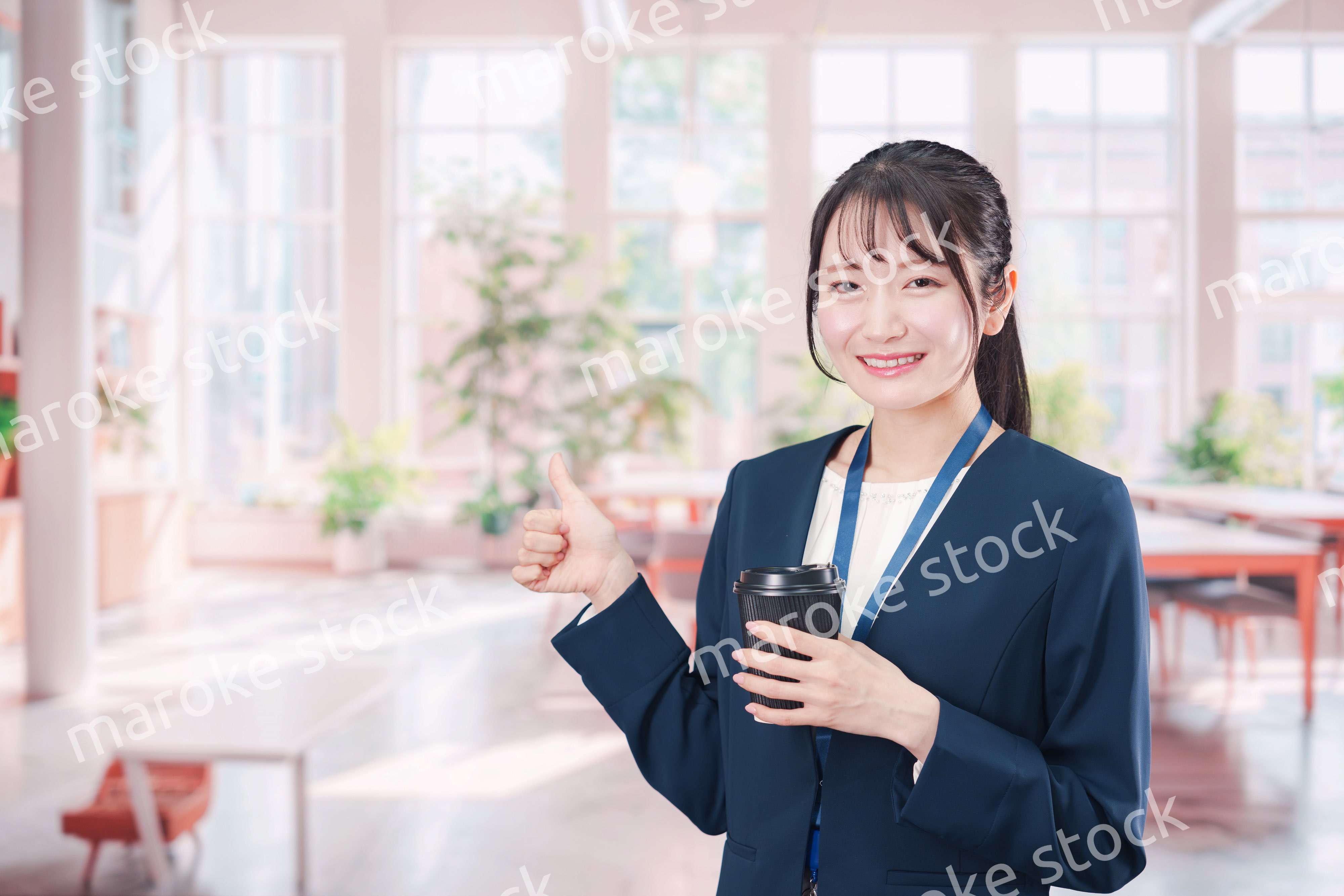 オフィスでコーヒーを飲む若いビジネスウーマン