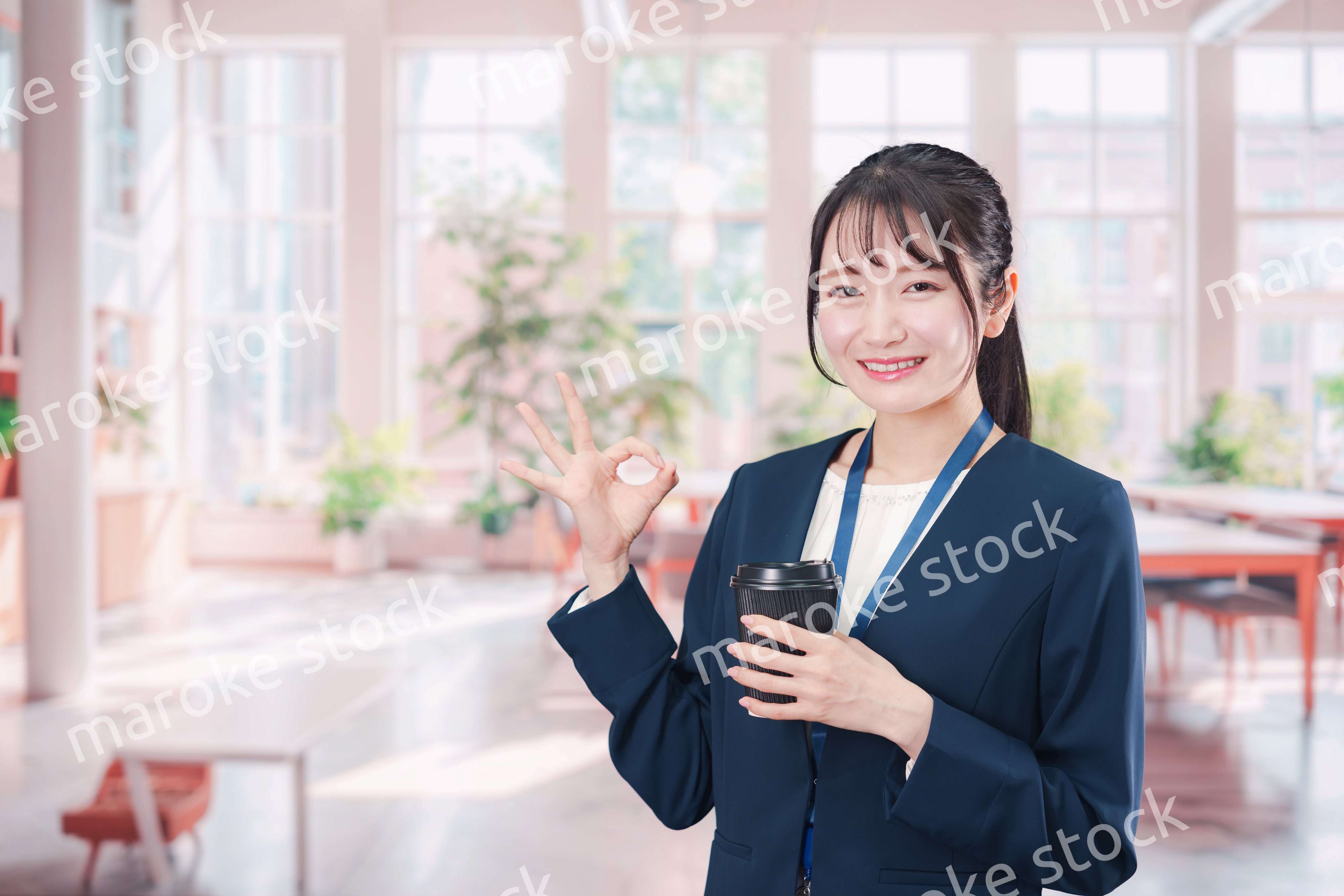 オフィスでコーヒーを飲む若いビジネスウーマン