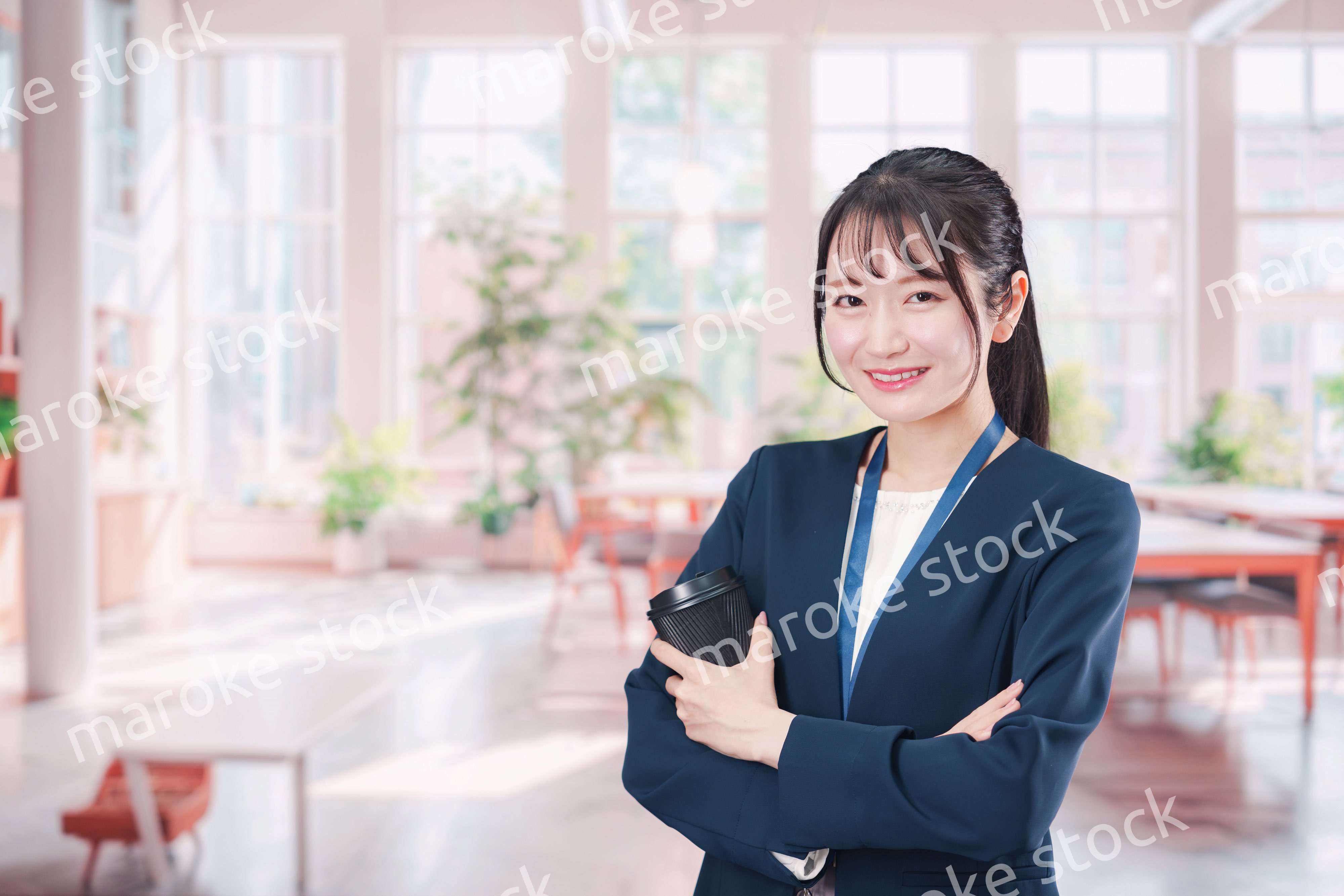 オフィスでコーヒーを飲む若いビジネスウーマン