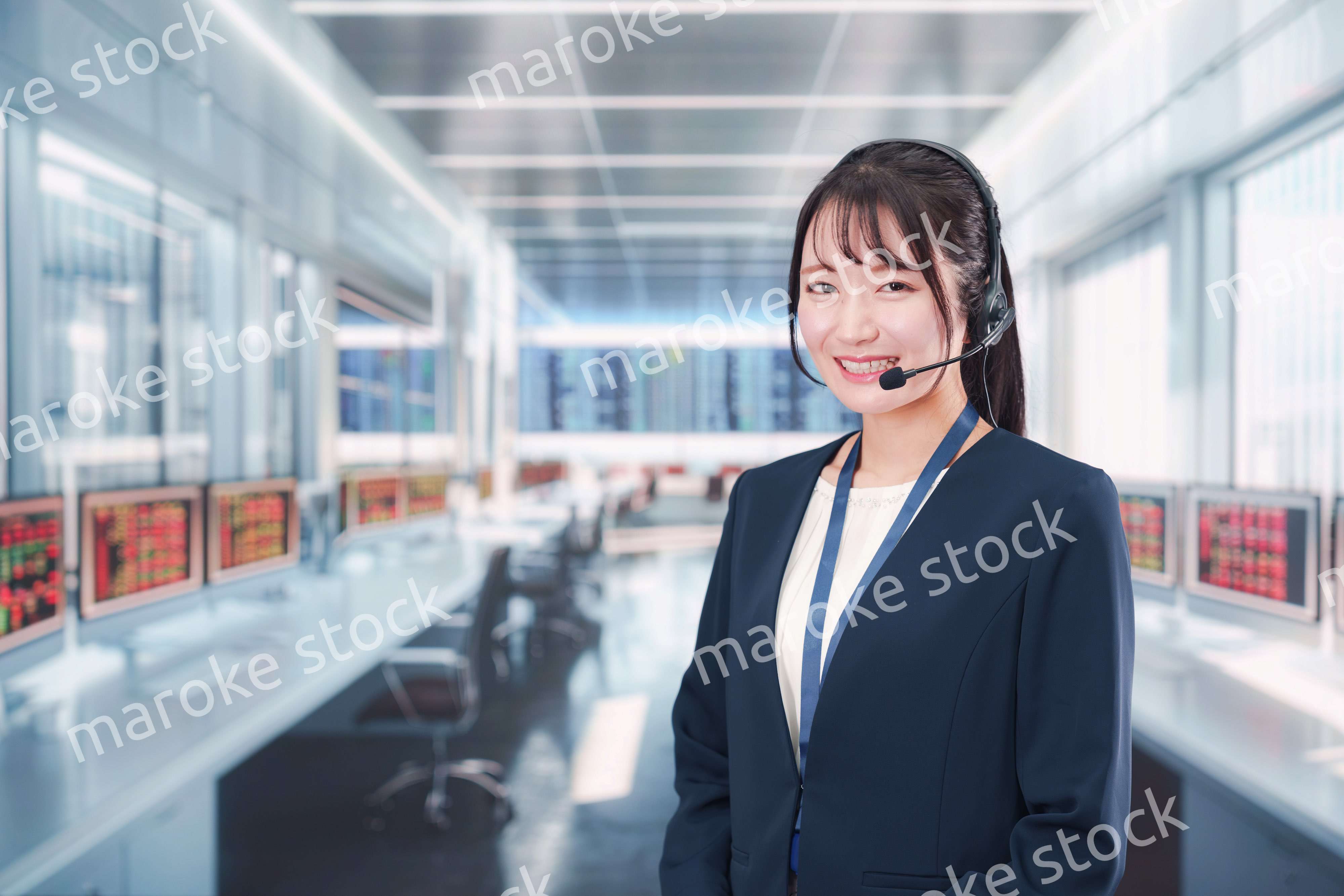 笑顔で話すオペレーターの女性