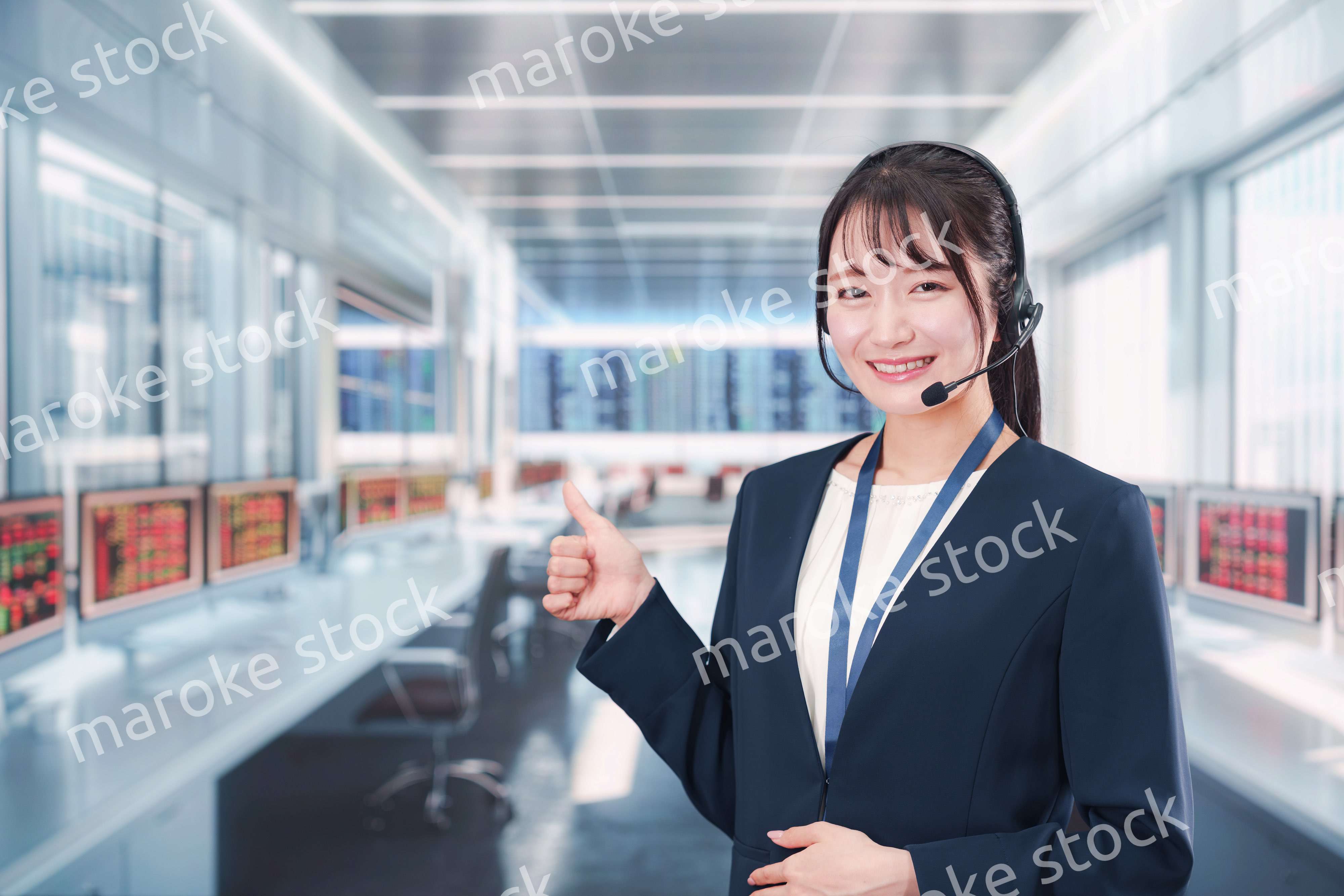 笑顔で話すオペレーターの女性