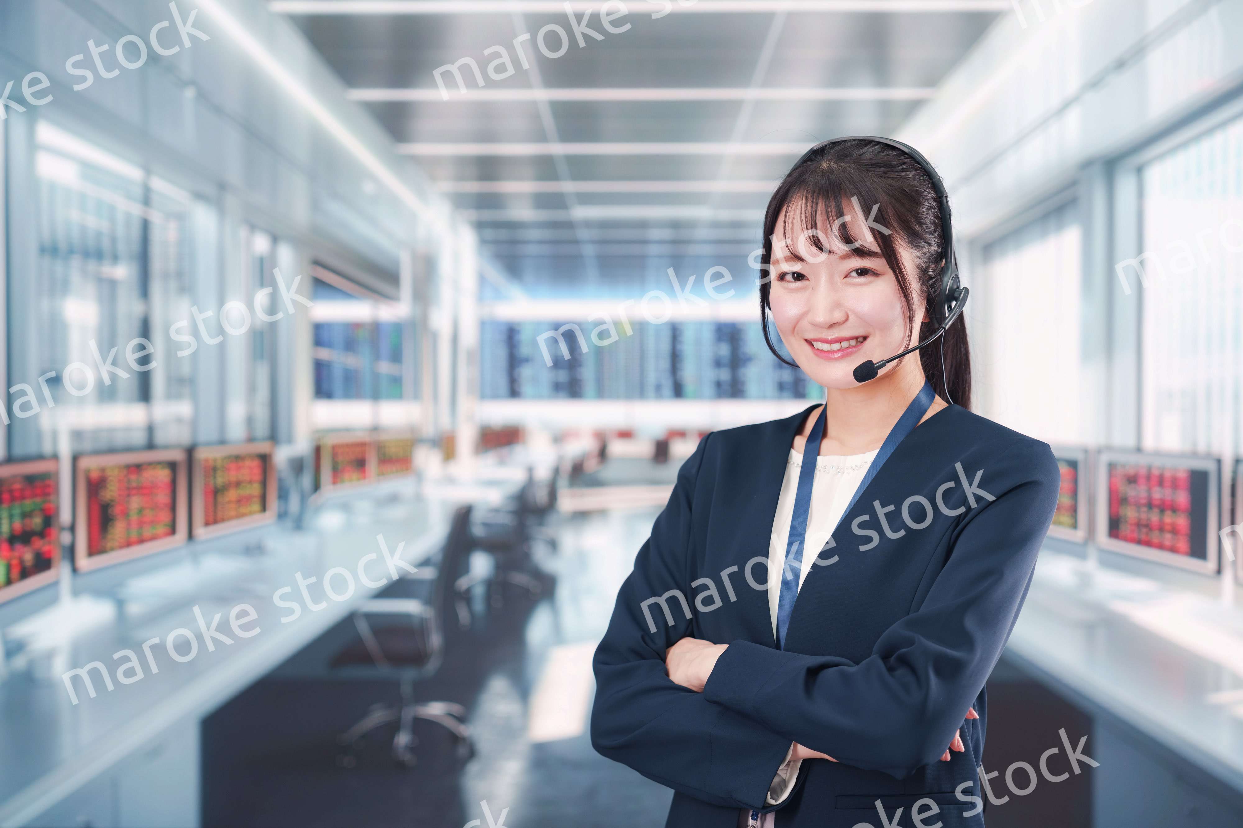 笑顔で話すオペレーターの女性