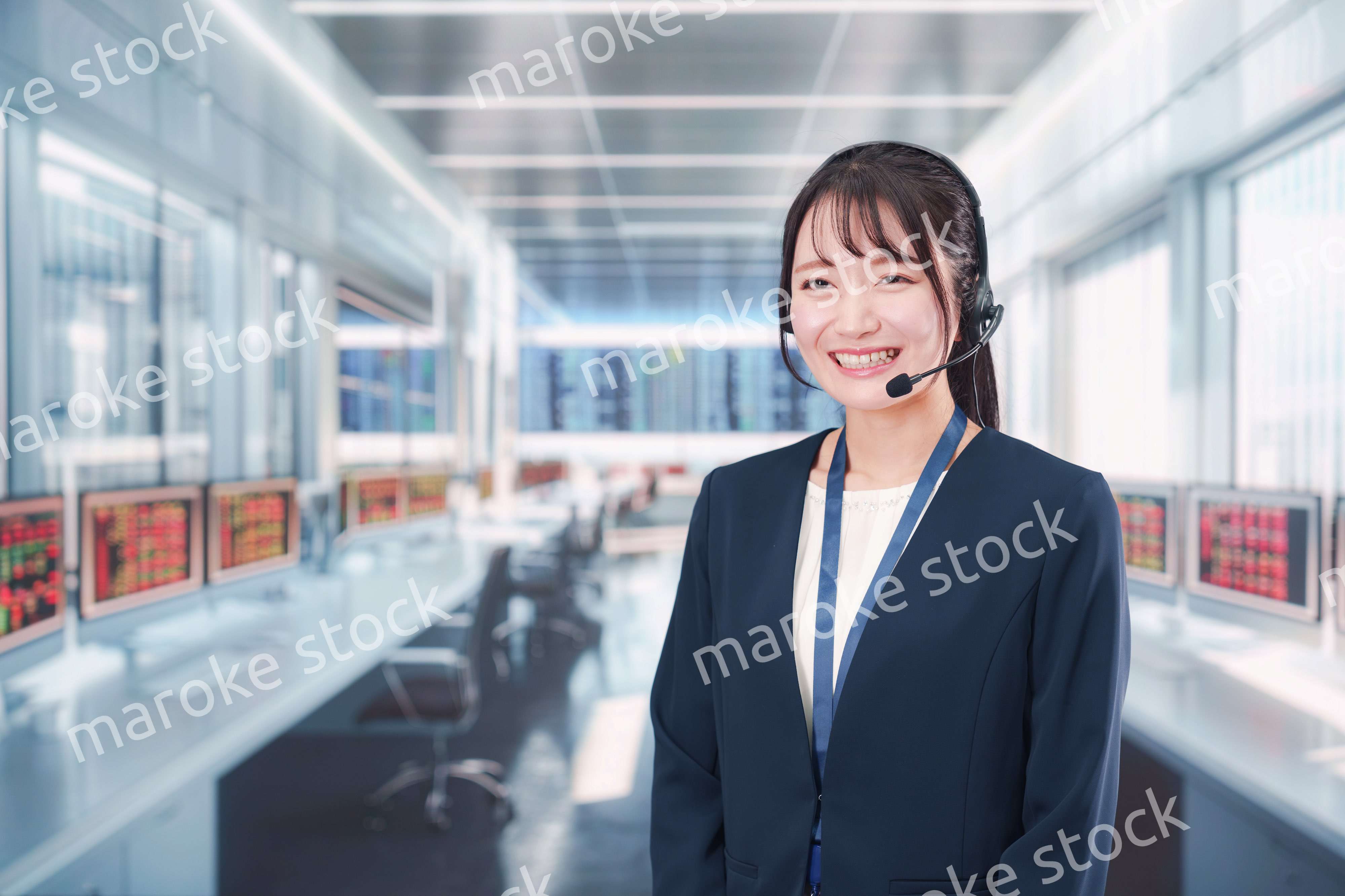 笑顔で話すオペレーターの女性