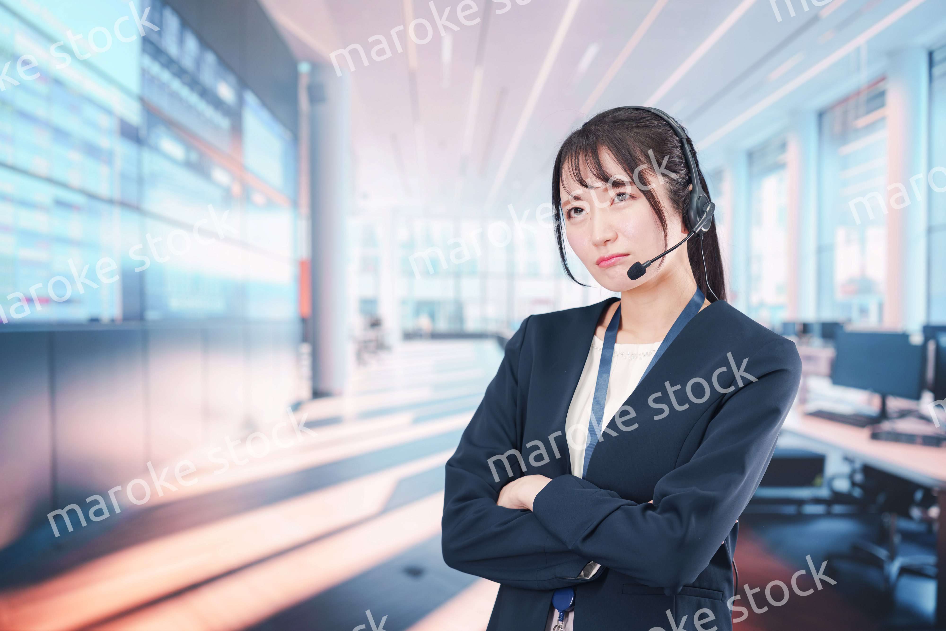 困った表情をする電話オペレータの女性