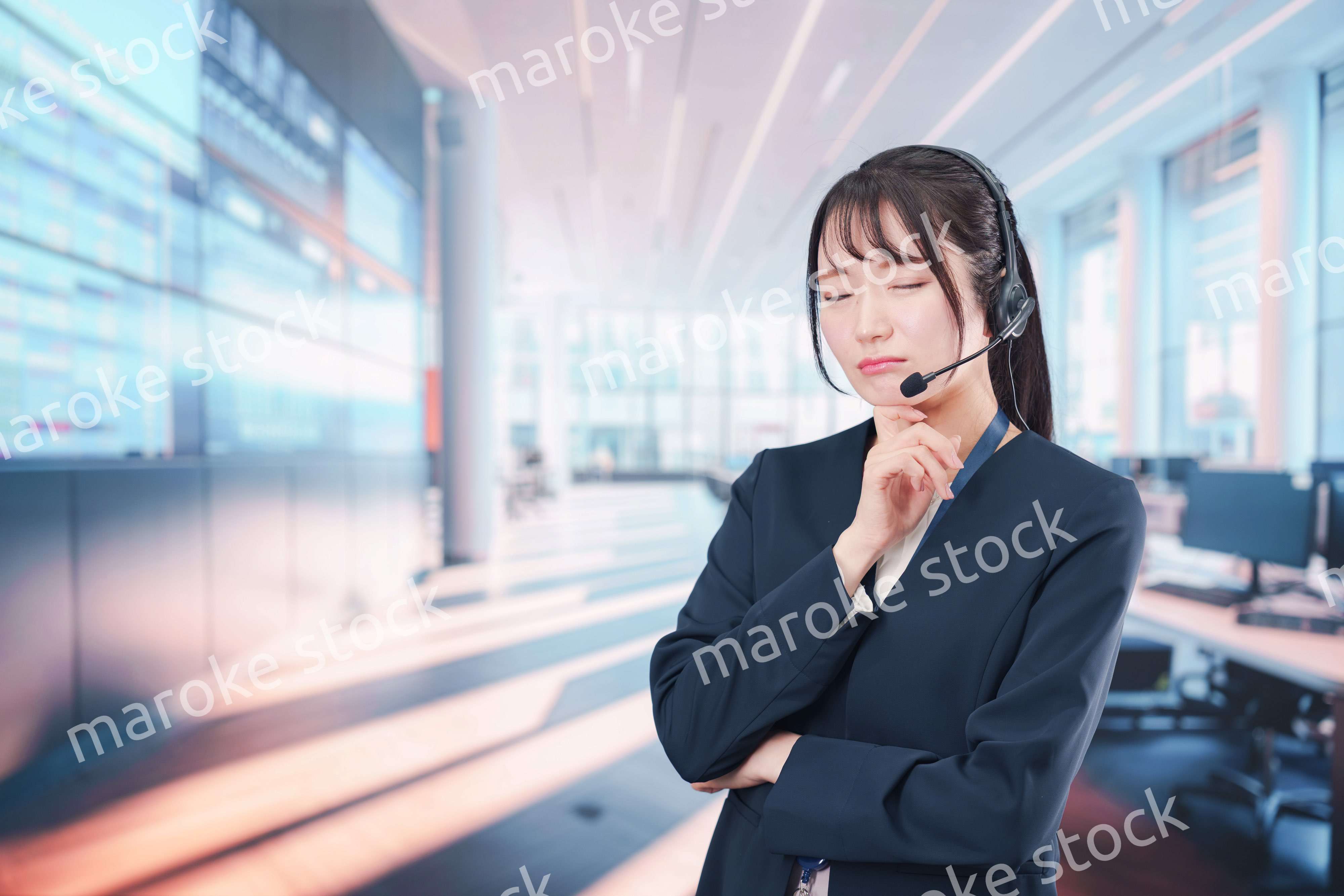 困った表情をする電話オペレータの女性
