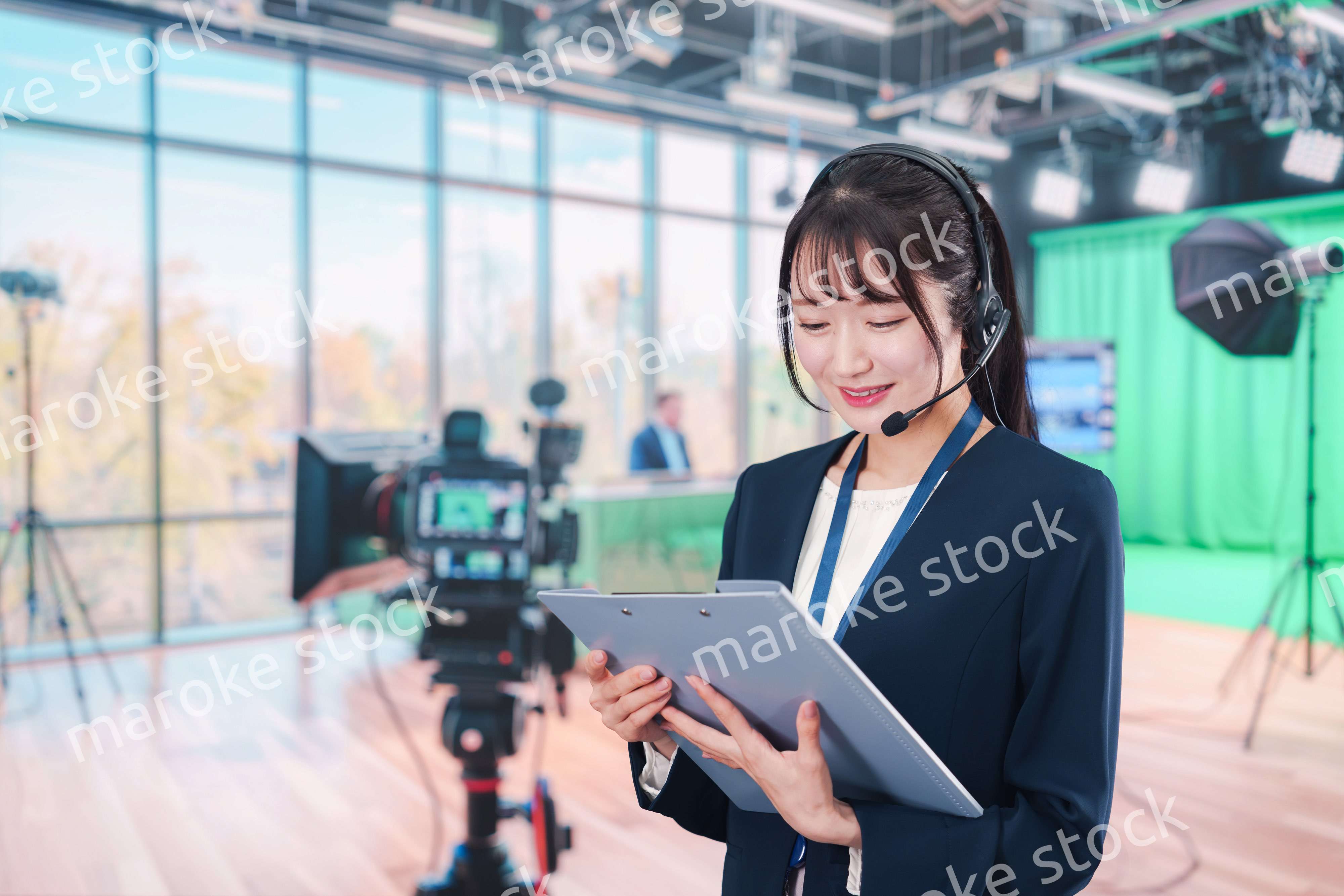 スタジオで働くディレクターの女性