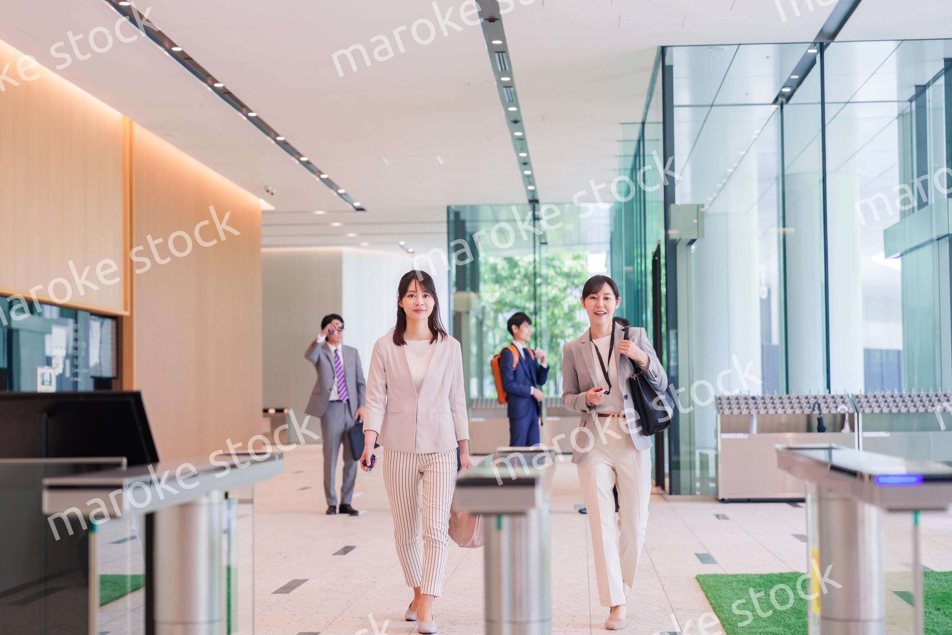 オフィスに出社する女性社員