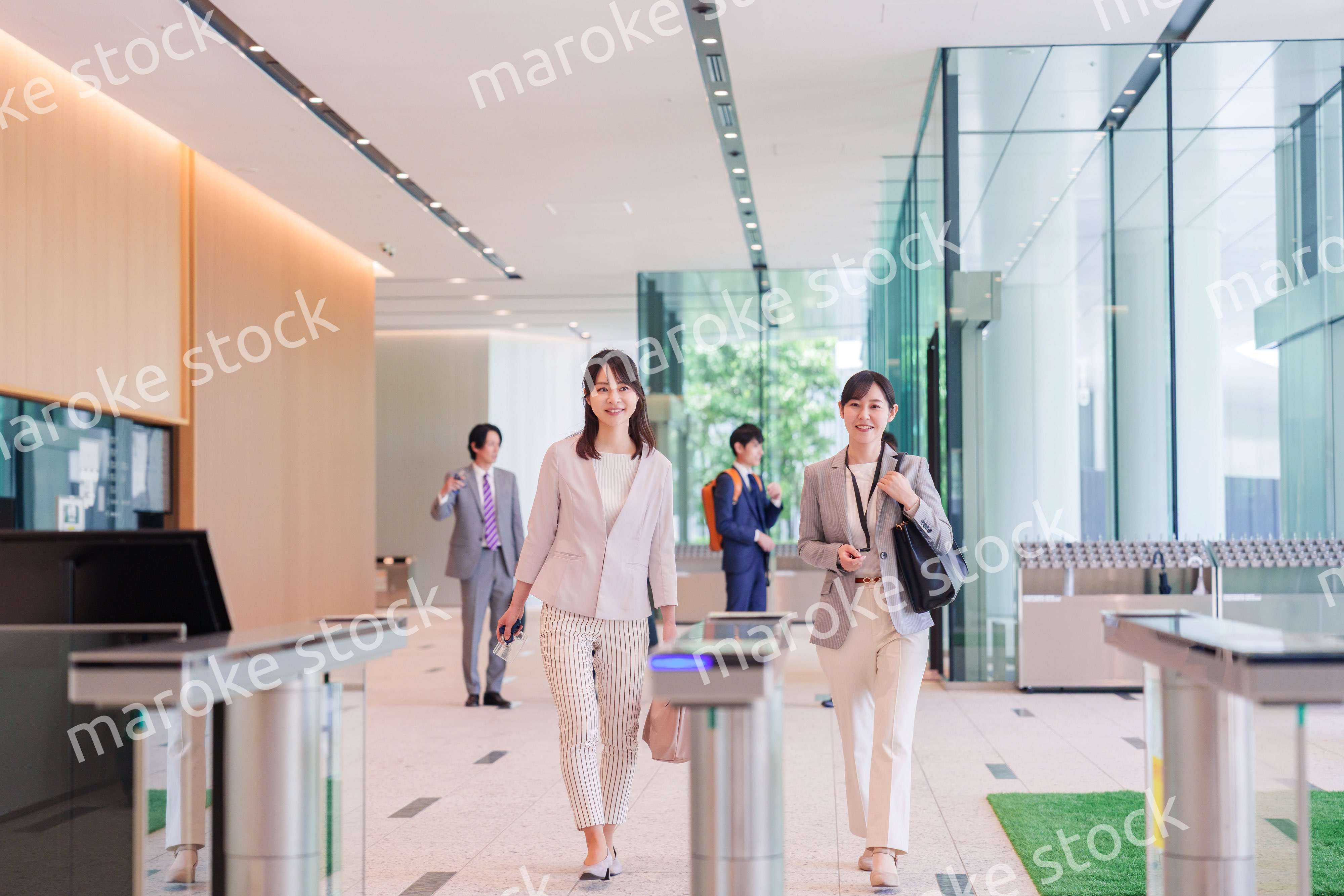 オフィスに出社する女性社員