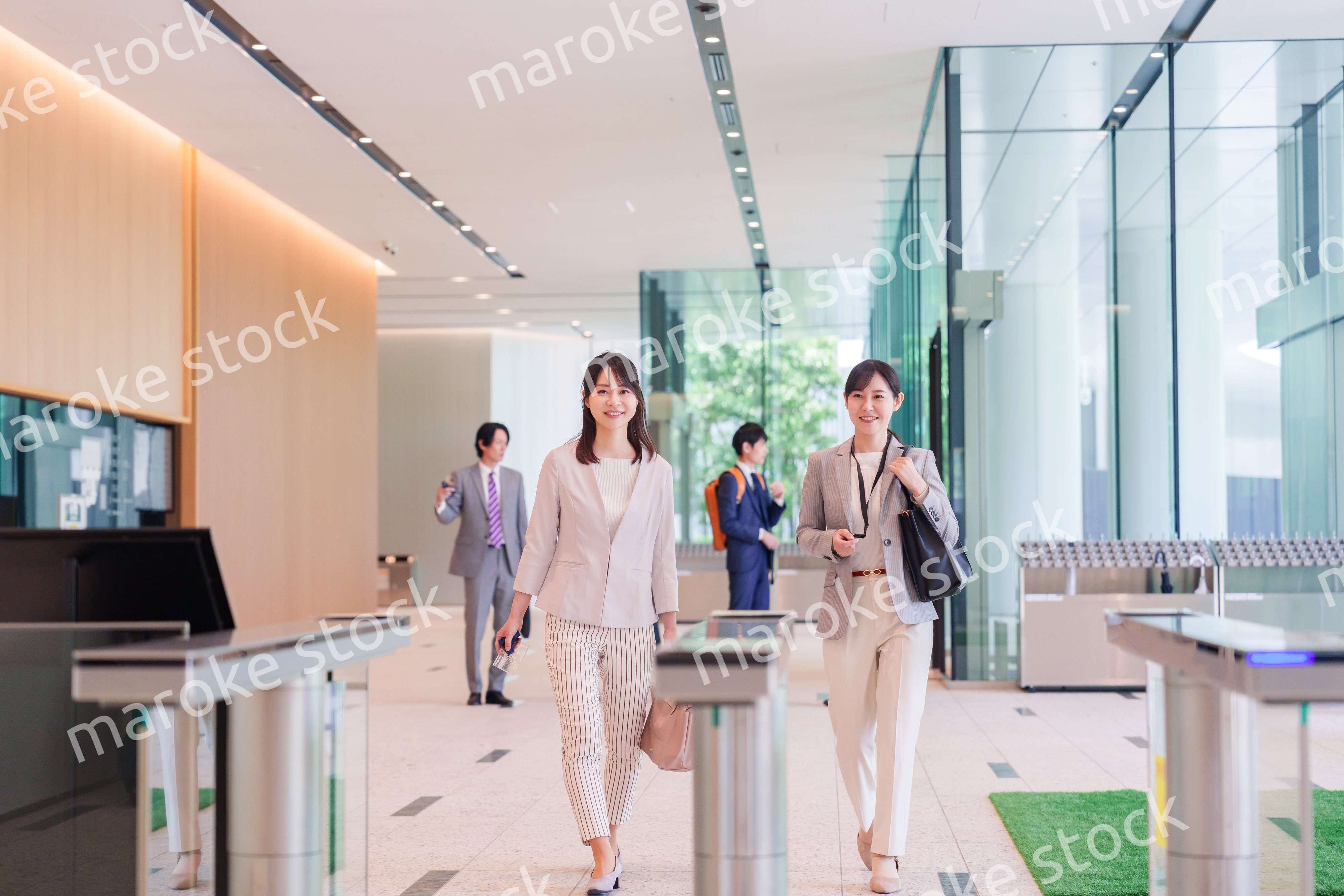 オフィスに出社する女性社員