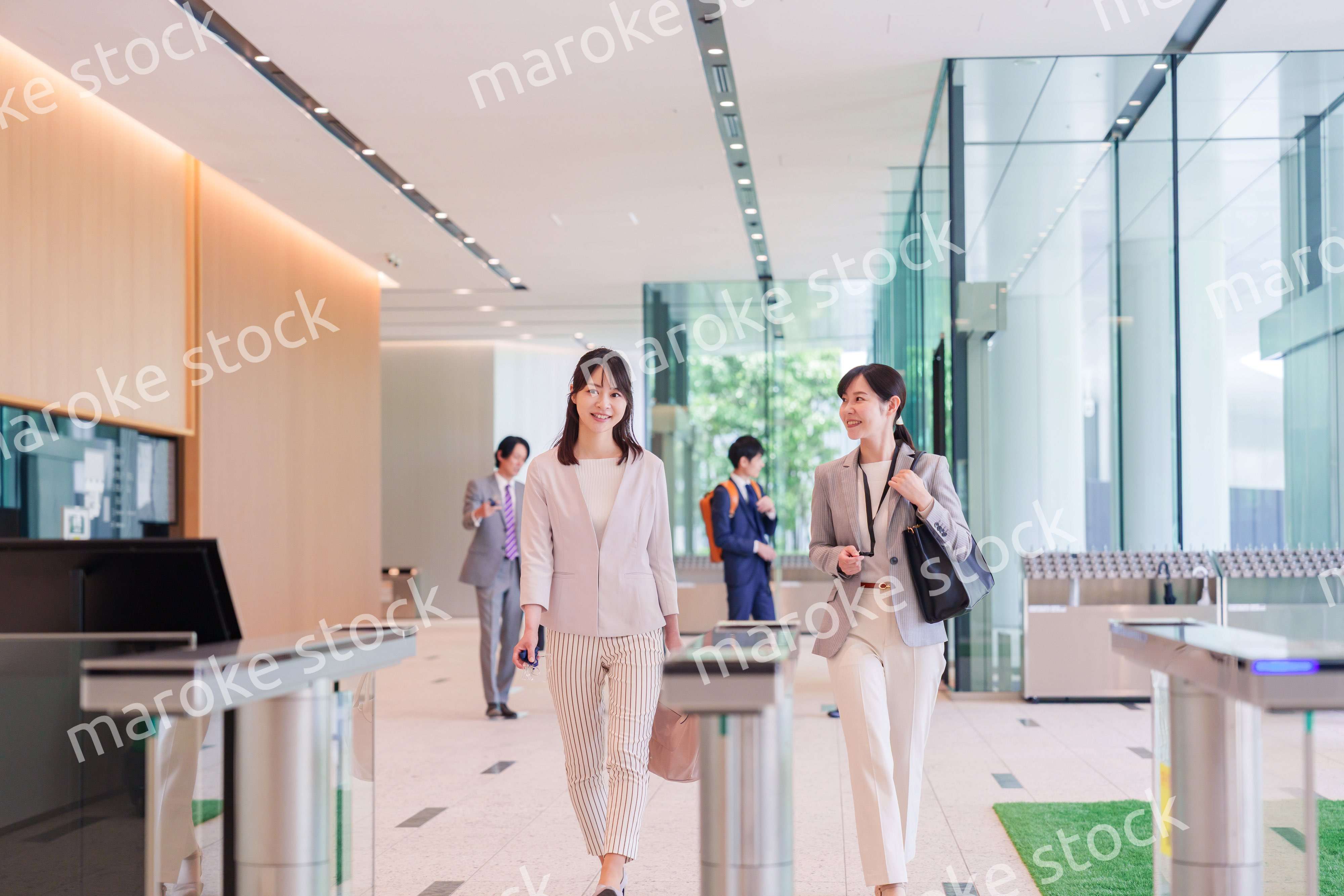 オフィスに出社する女性社員