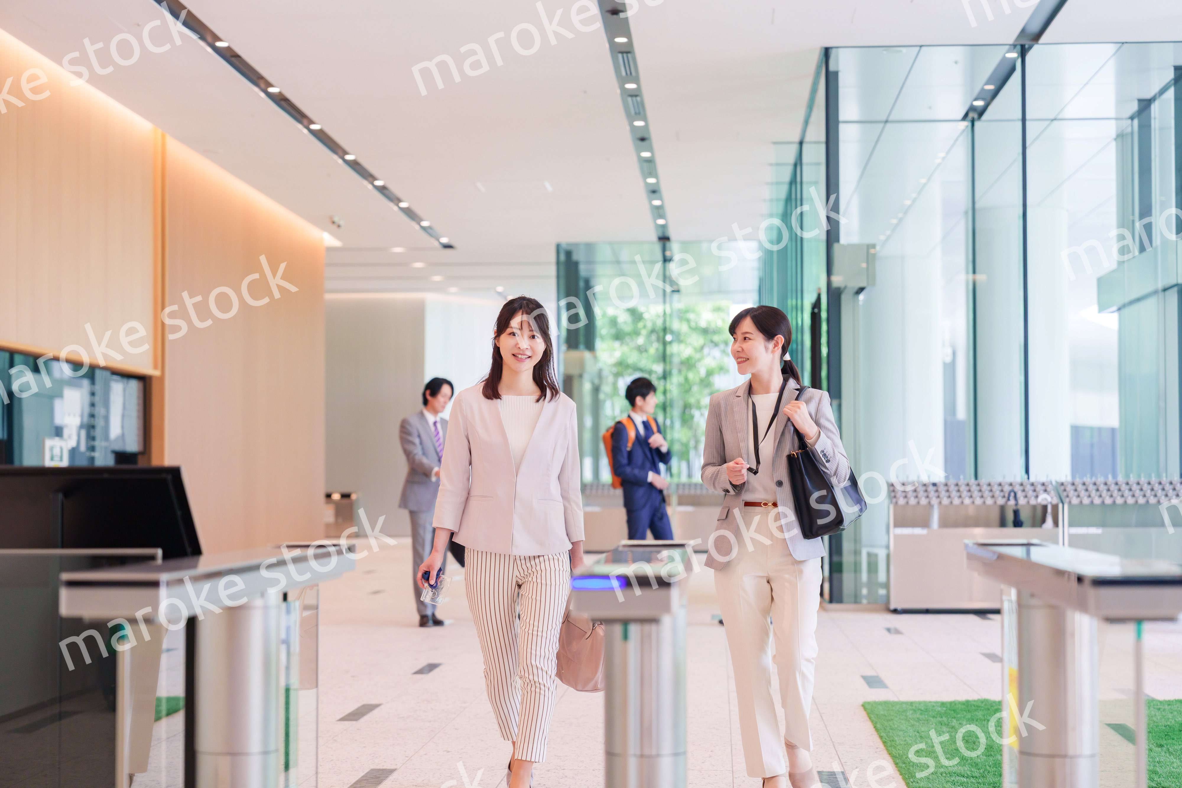 オフィスに出社する女性社員