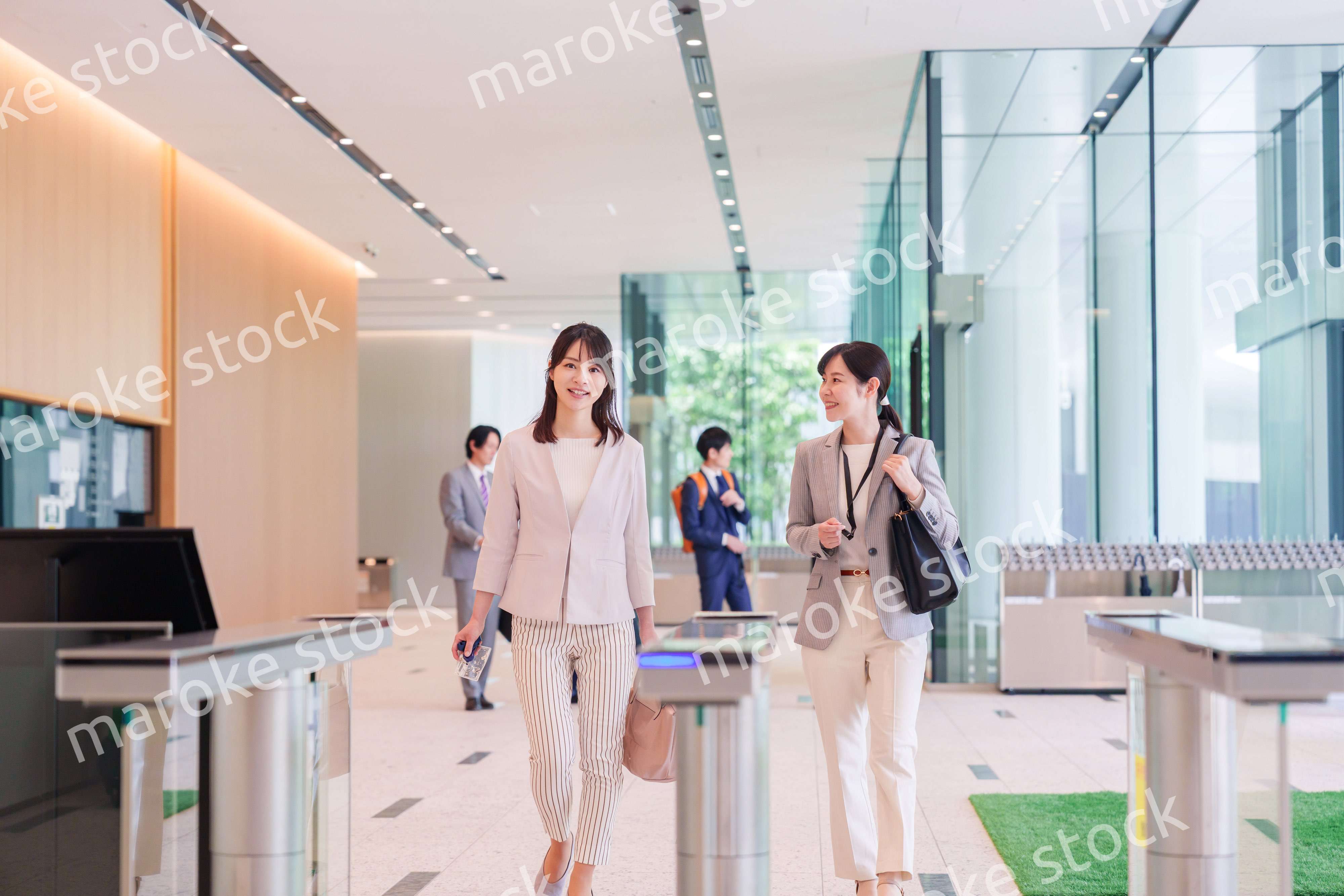 オフィスに出社する女性社員