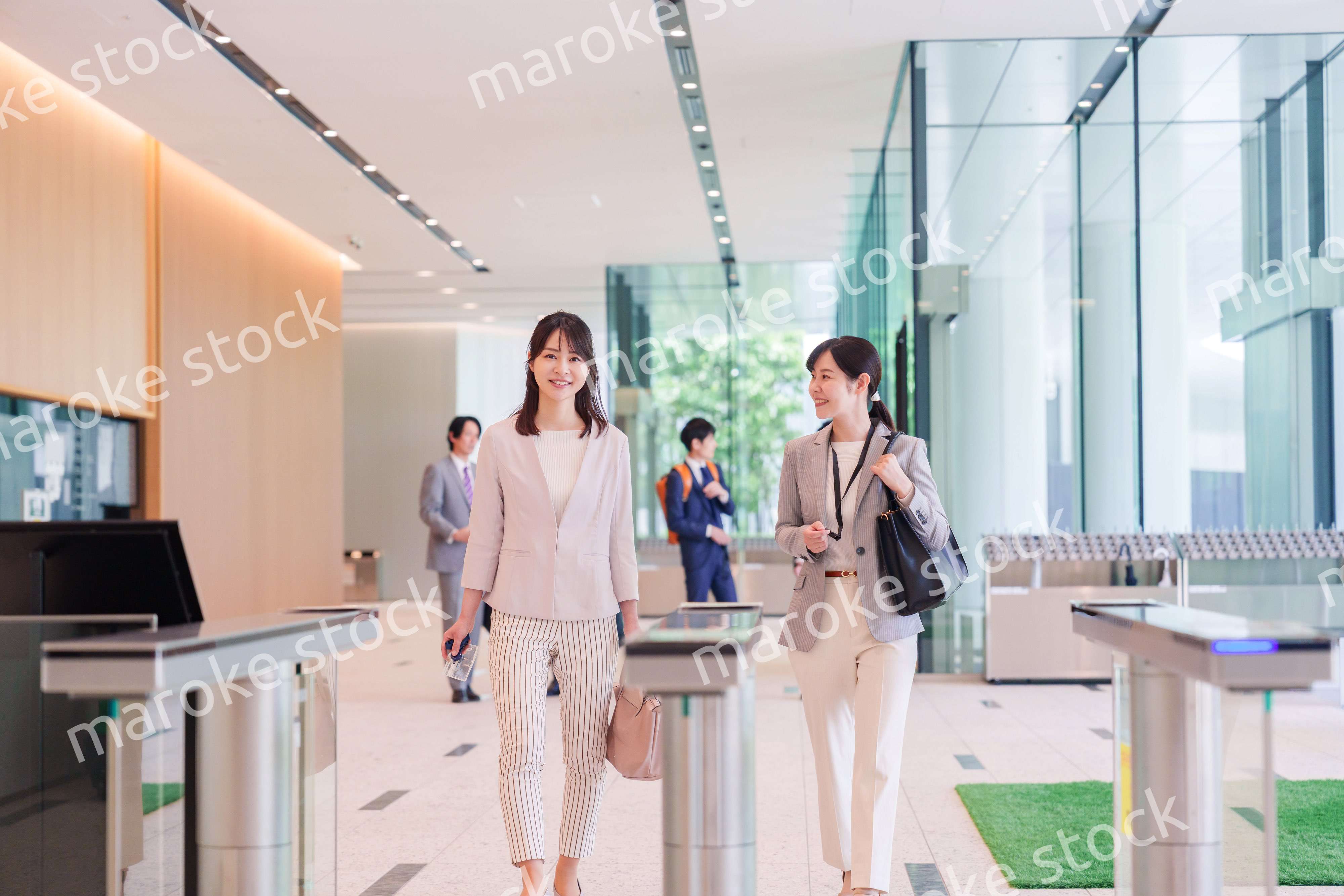 オフィスに出社する女性社員