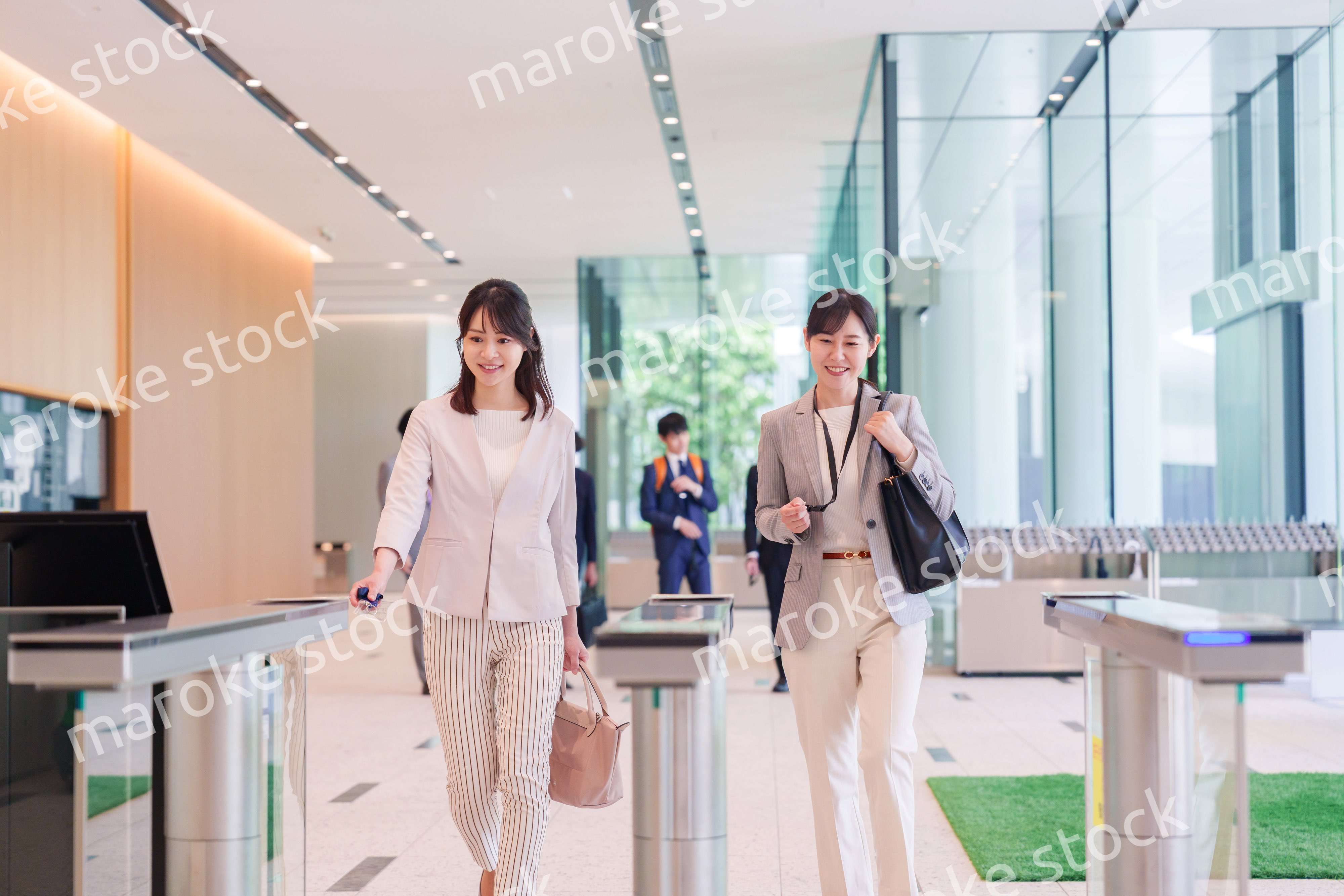 オフィスに出社する女性社員