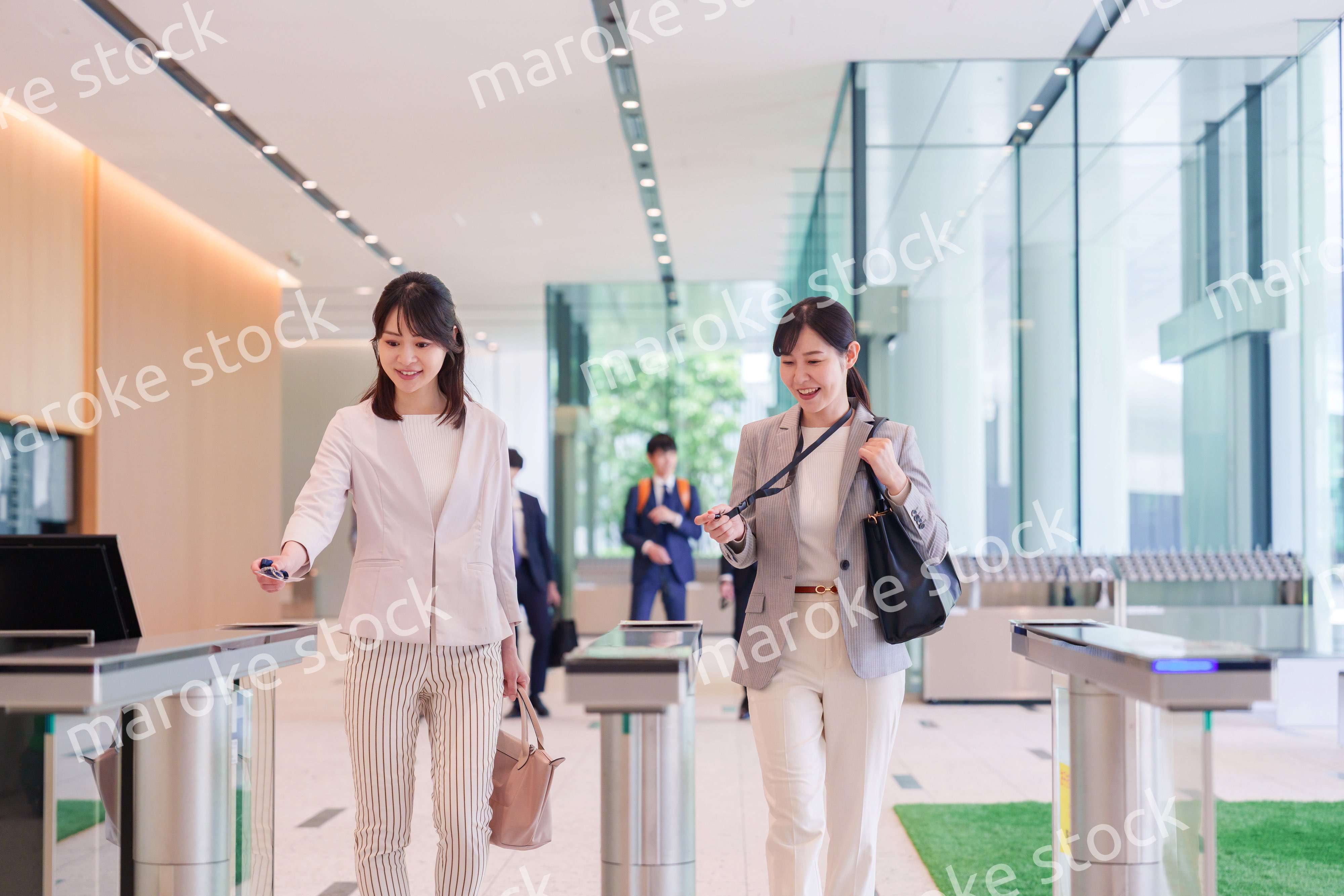 オフィスに出社する女性社員