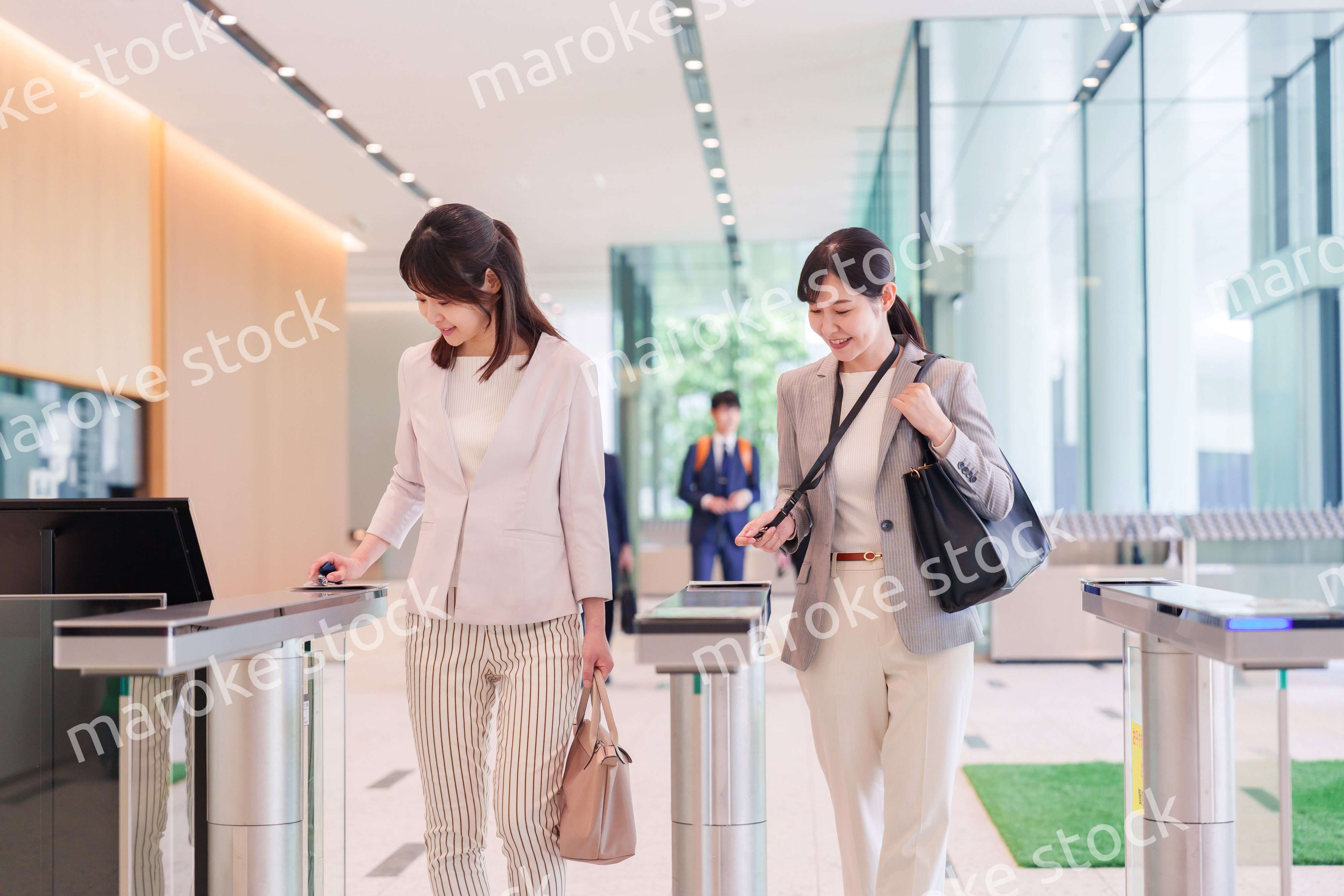 オフィスに出社する女性社員