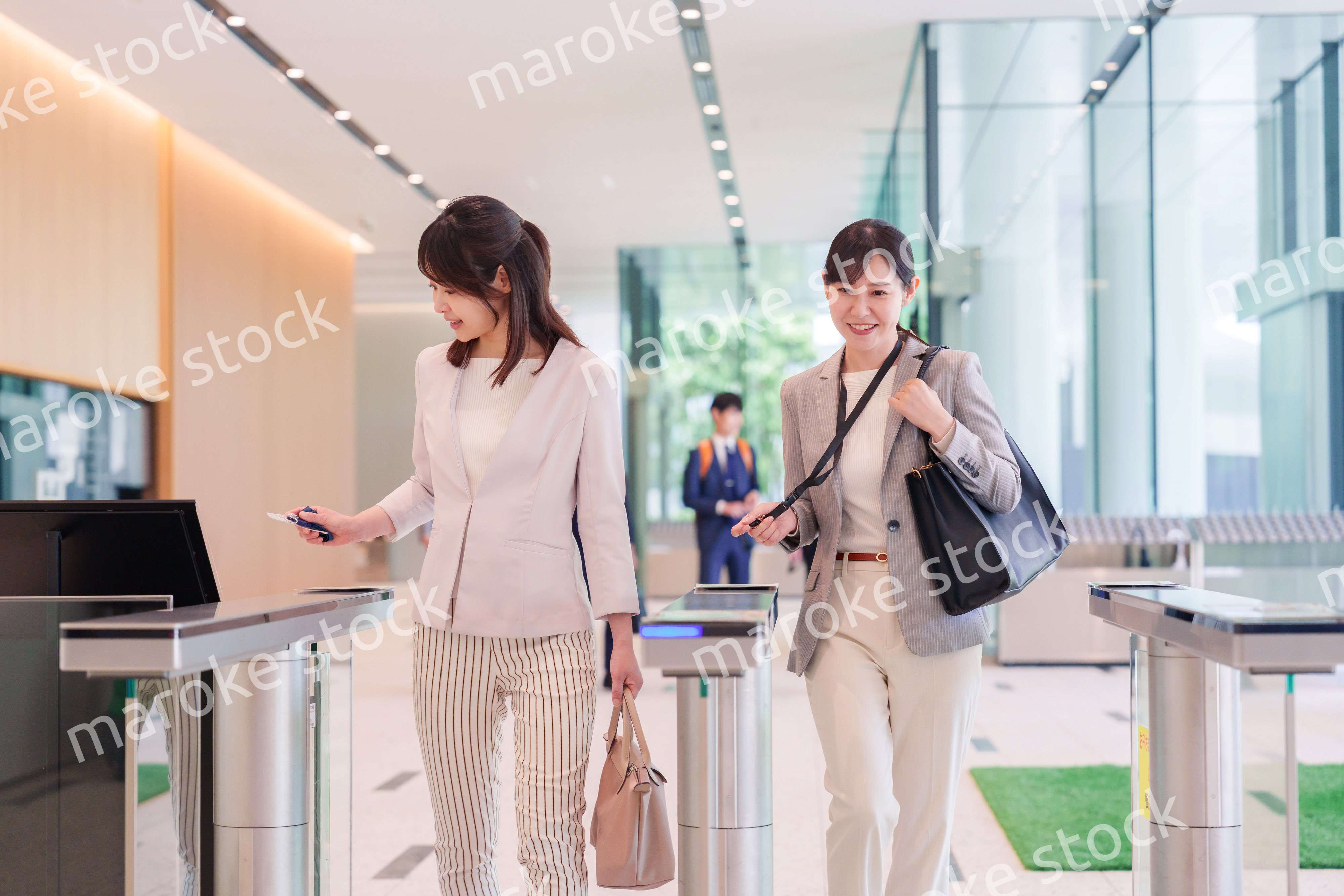 オフィスに出社する女性社員