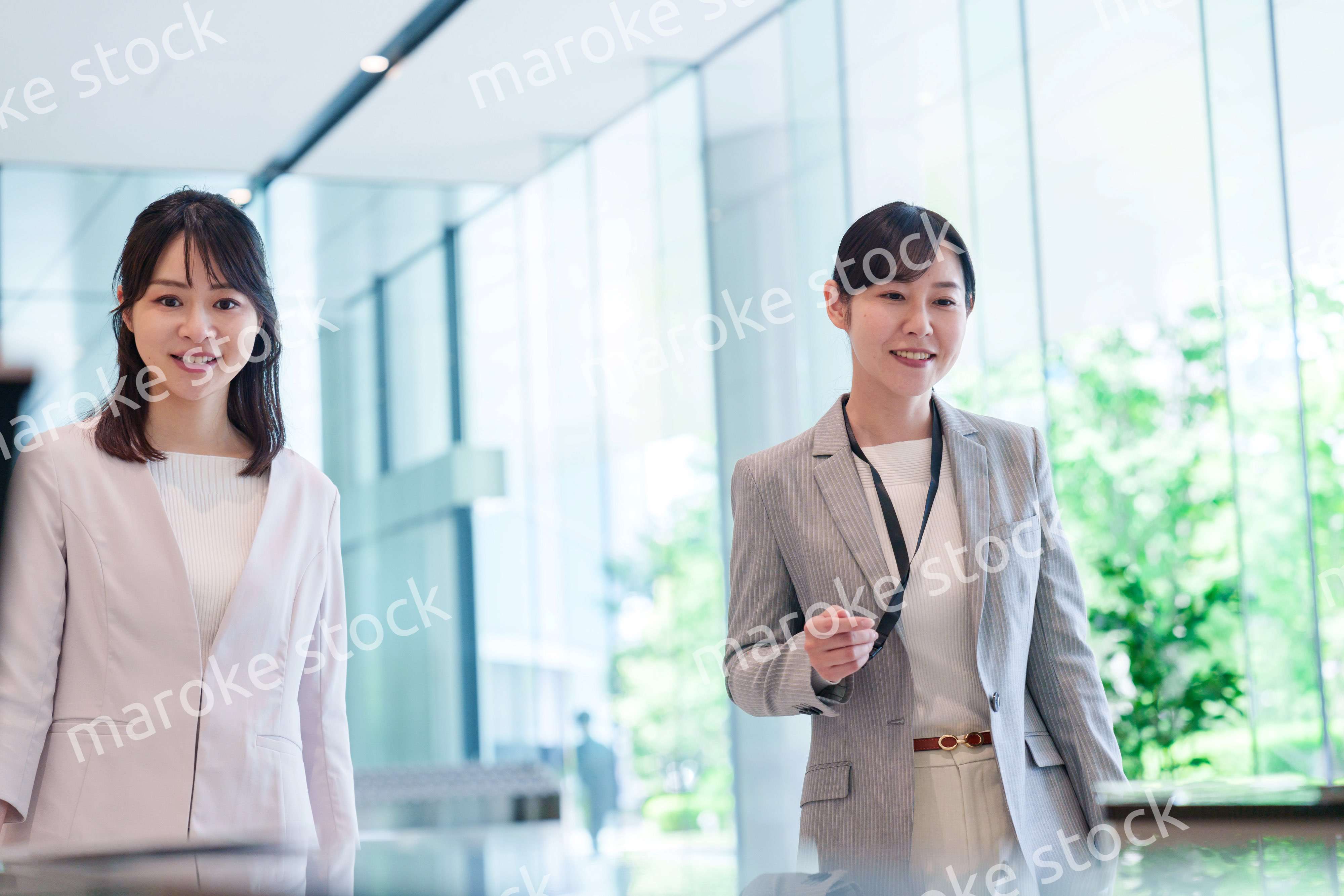 オフィスに出勤してビルに入る女性従業員