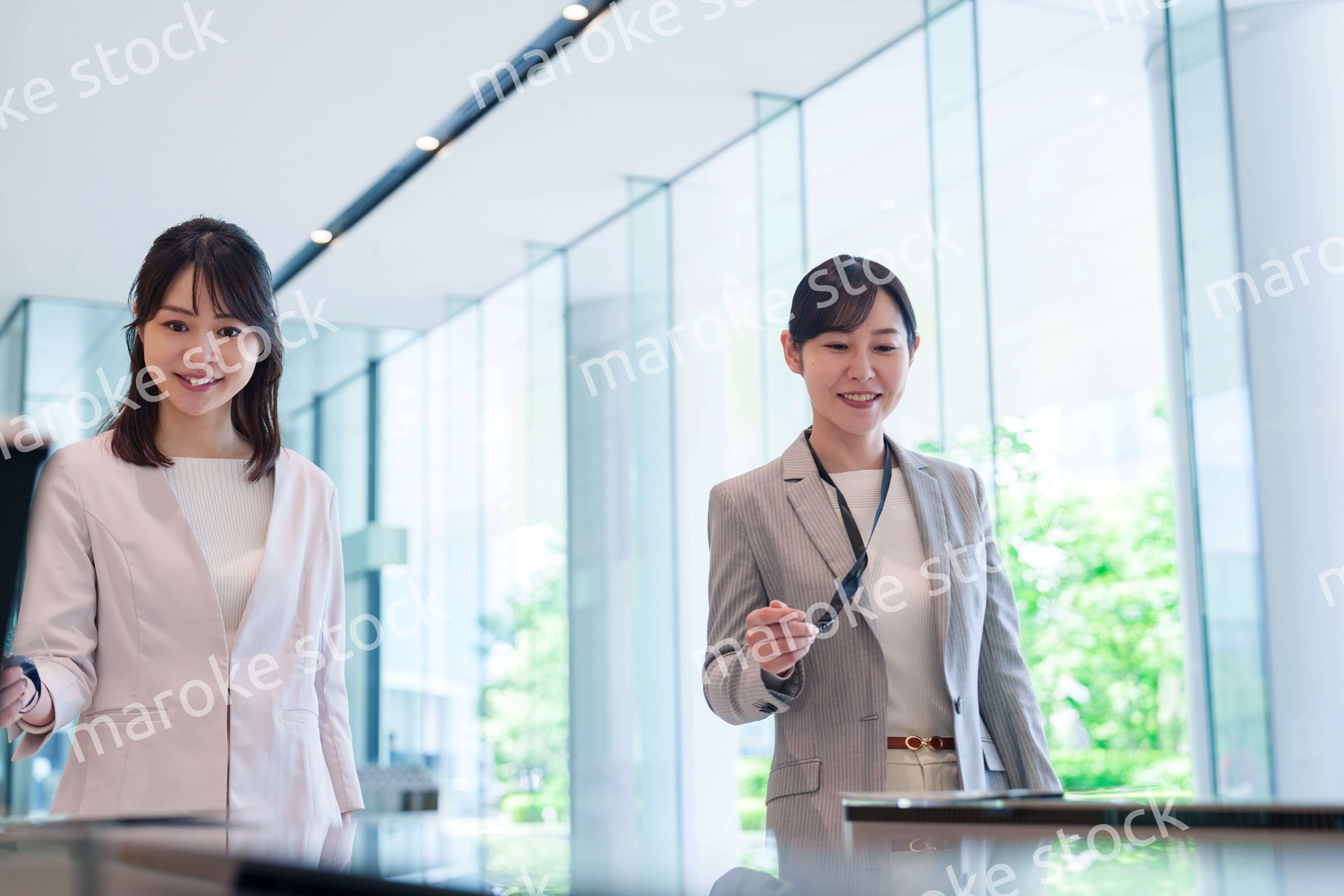 オフィスに出勤してビルに入る女性従業員