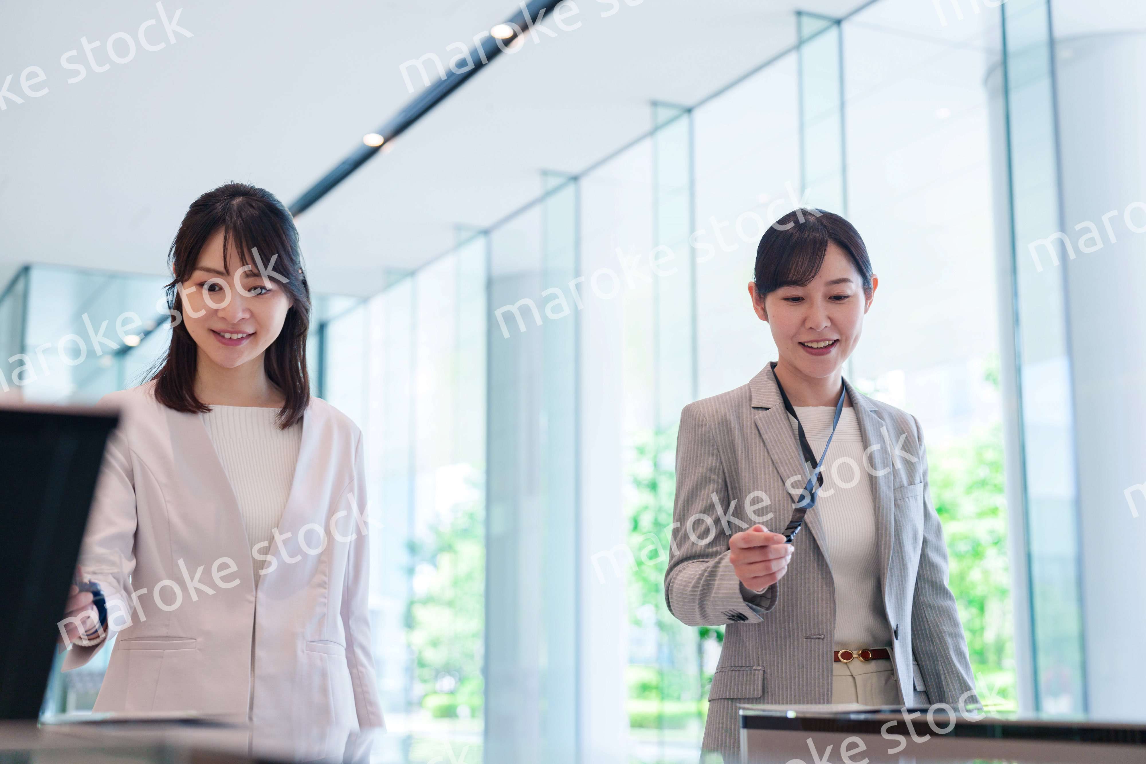 オフィスに出勤してビルに入る女性従業員