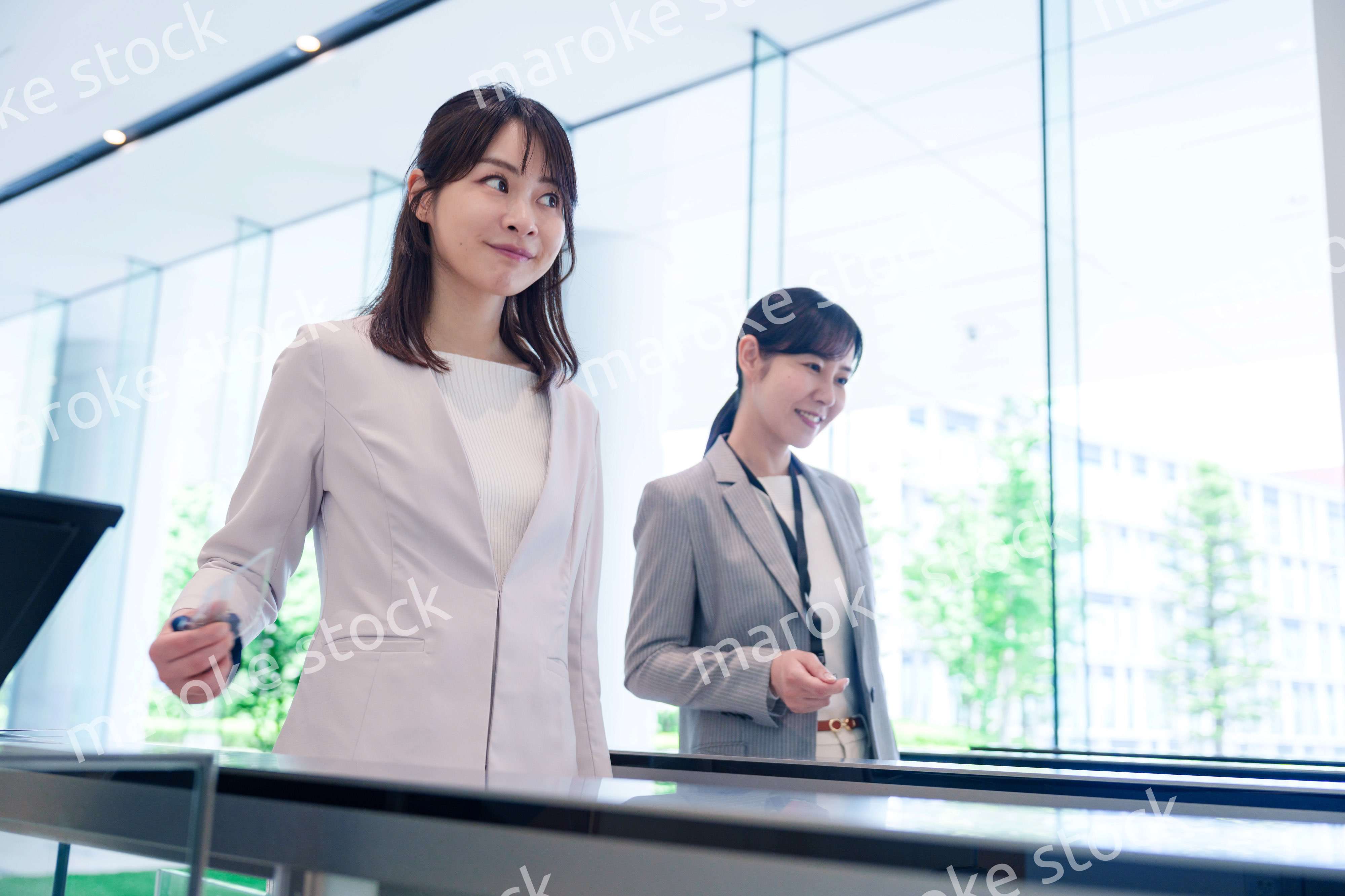 オフィスに出勤してビルに入る女性従業員