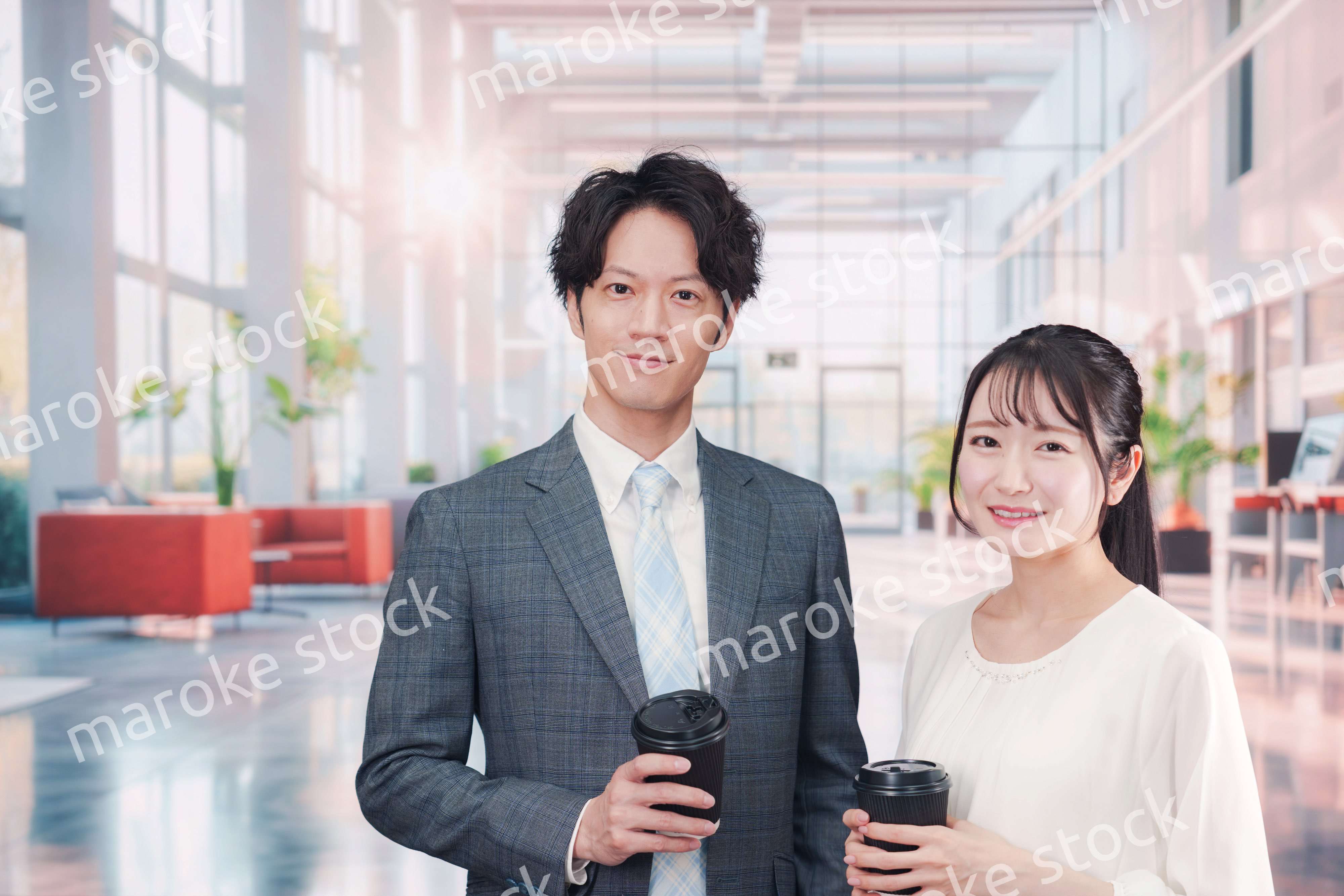 オフィスで話をする男女のビジネスパーソン