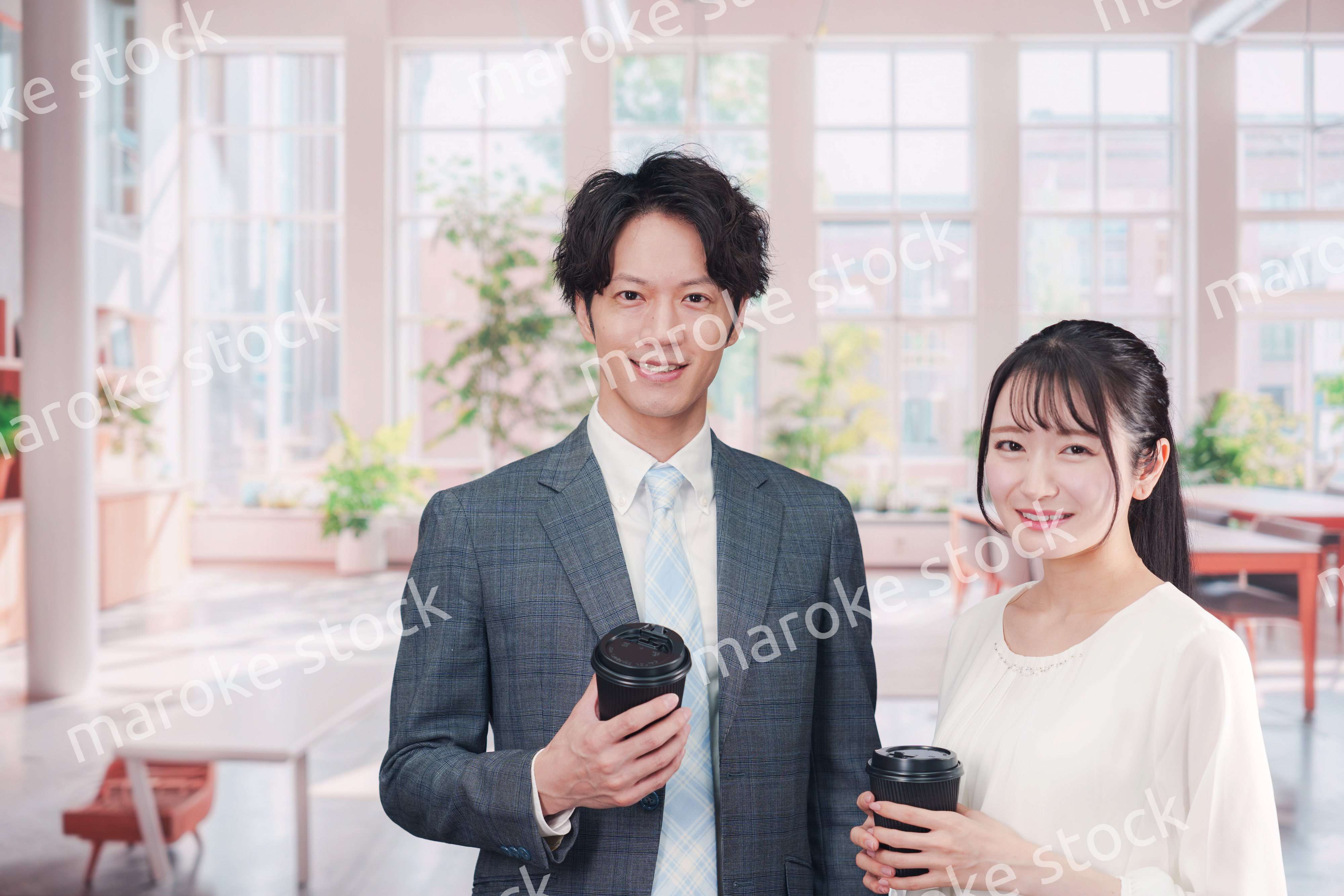 オフィスで話をする男女のビジネスパーソン