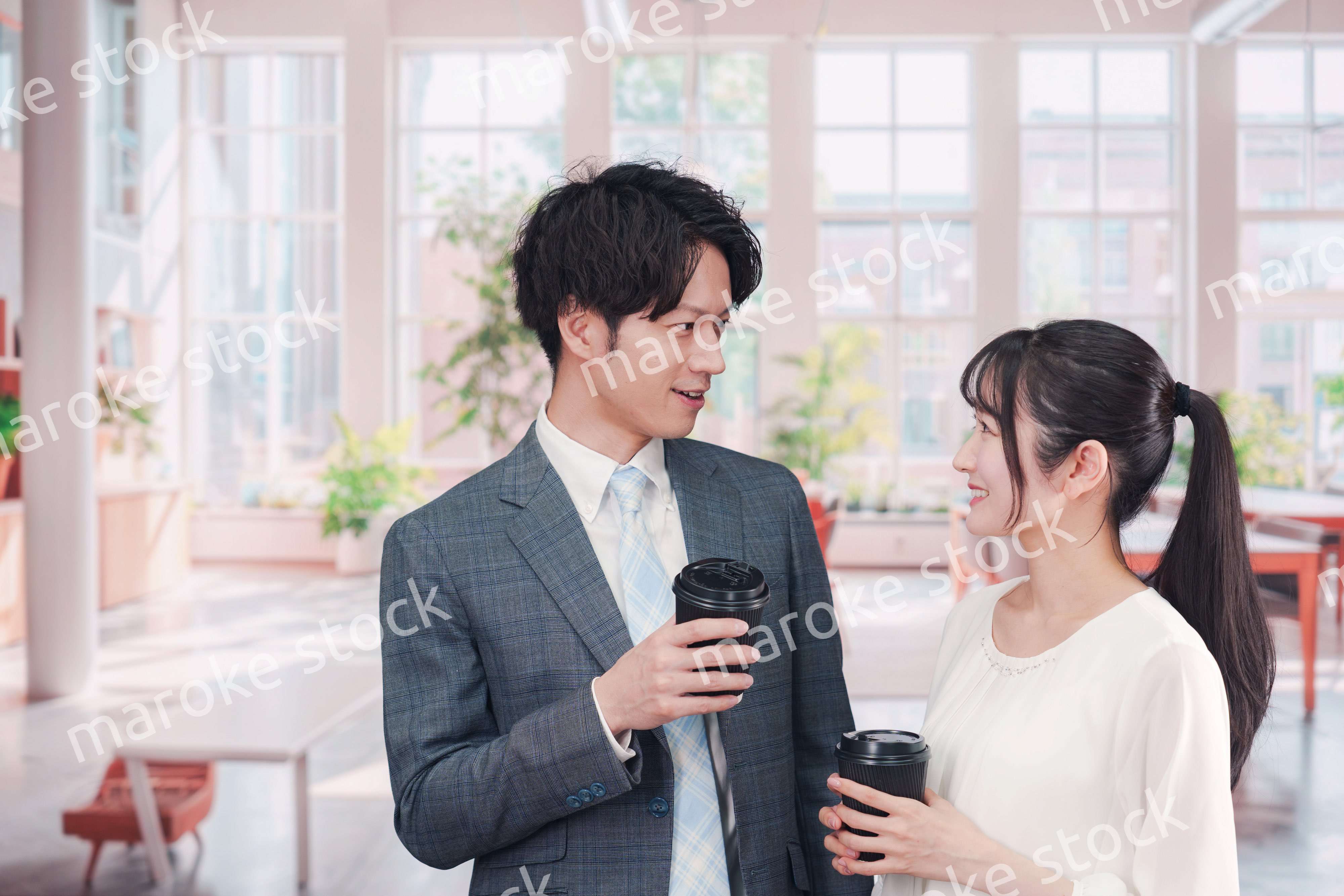 オフィスで話をする男女のビジネスパーソン