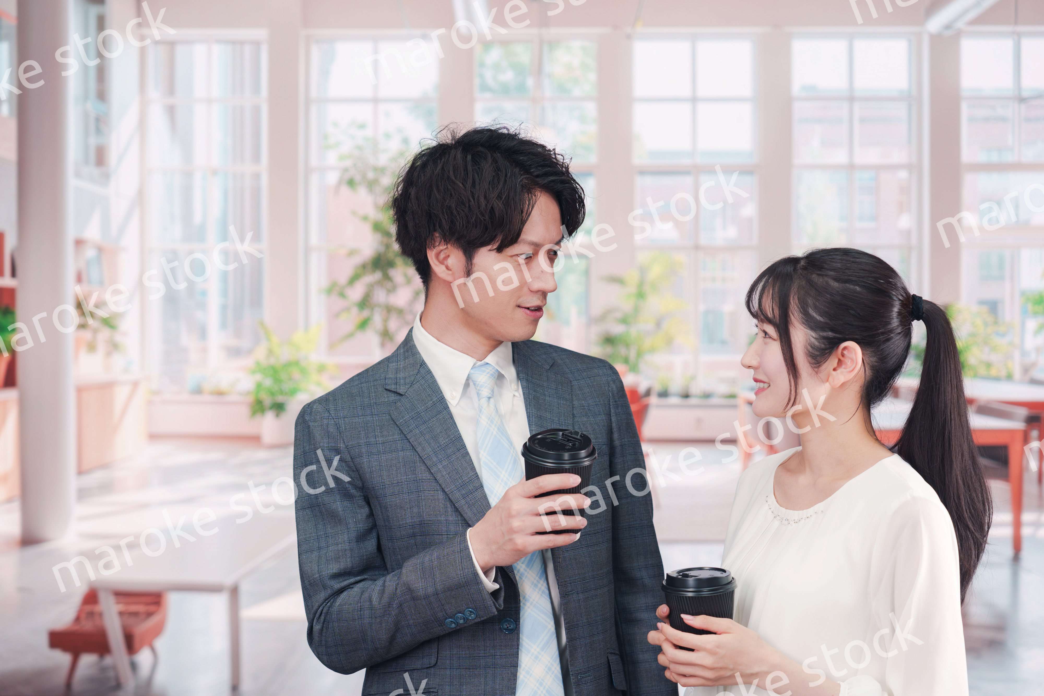 オフィスで話をする男女のビジネスパーソン