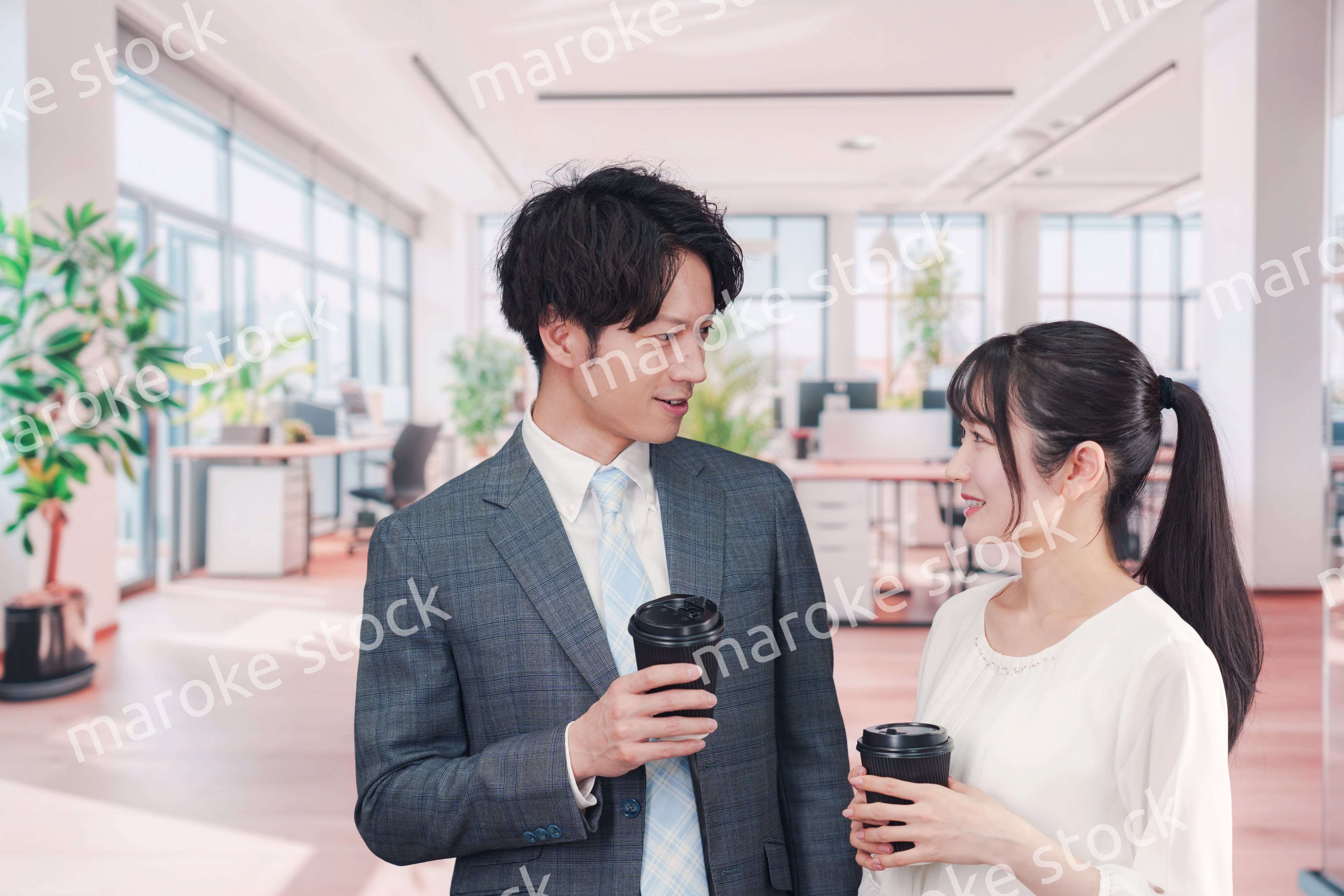 オフィスで話をする男女のビジネスパーソン