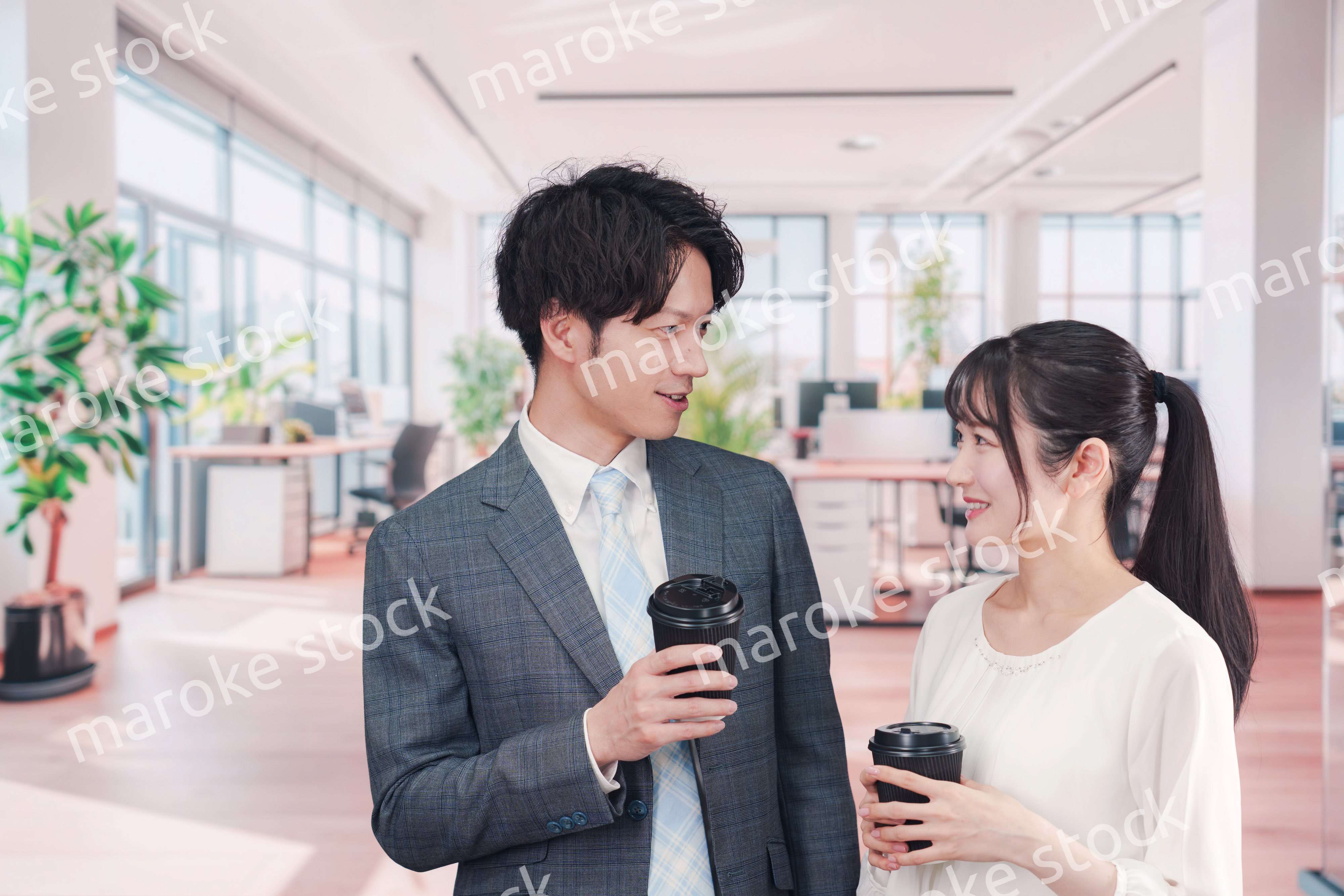 オフィスで話をする男女のビジネスパーソン