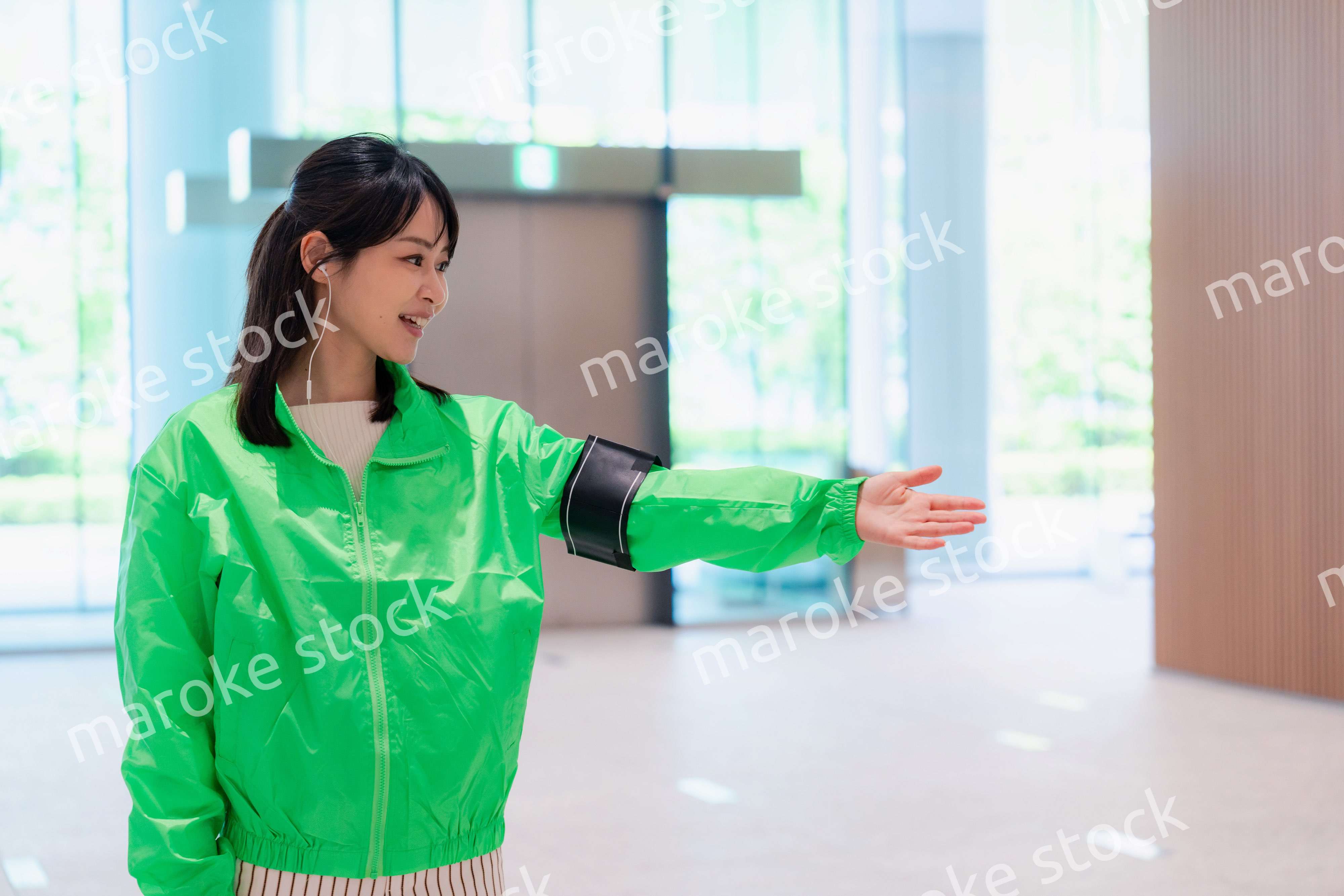 笑顔で案内をするイベントスタッフ